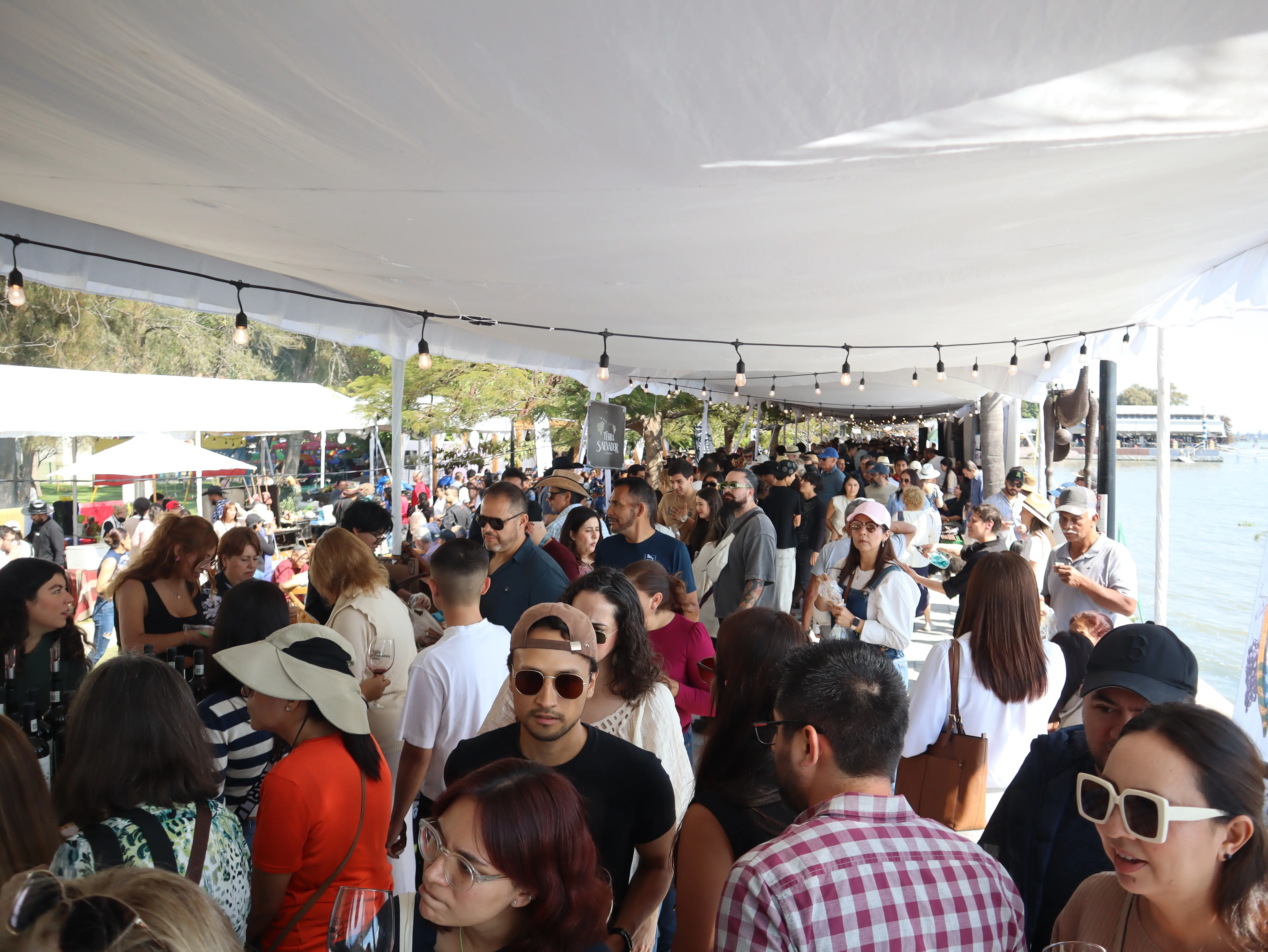 El Festival del Café, Chocolate y Vino congrega a miles de personas en Ajijic