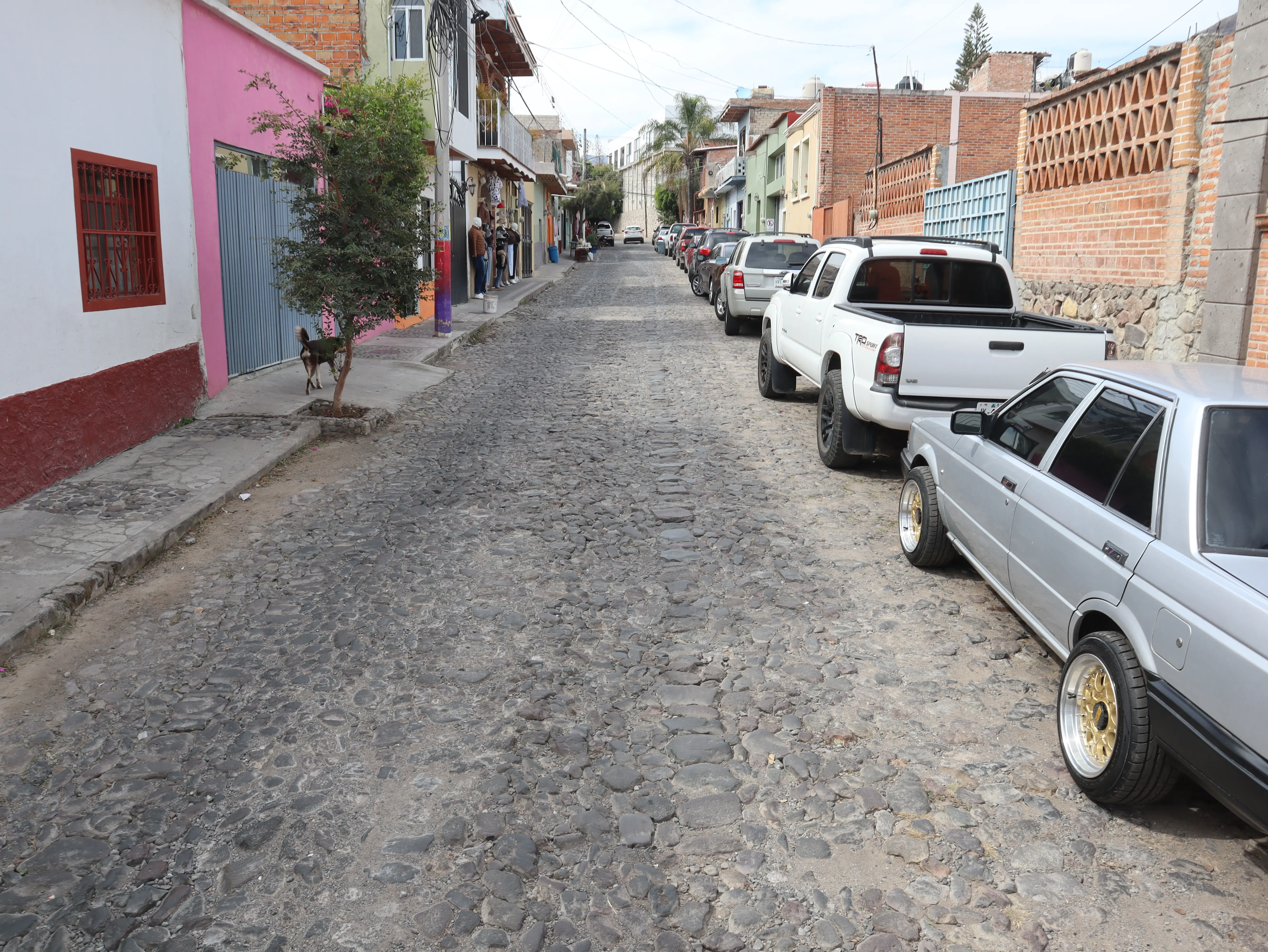 Misma calle, misma noche: roban dos camionetas en el centro de Ajijic