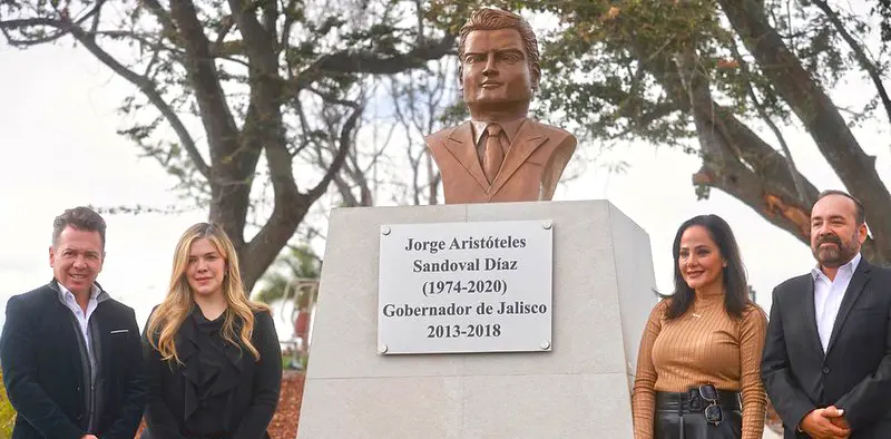 Develan busto y nombran avenida en Tonalá en honor a Jorge Aristóteles Sandoval