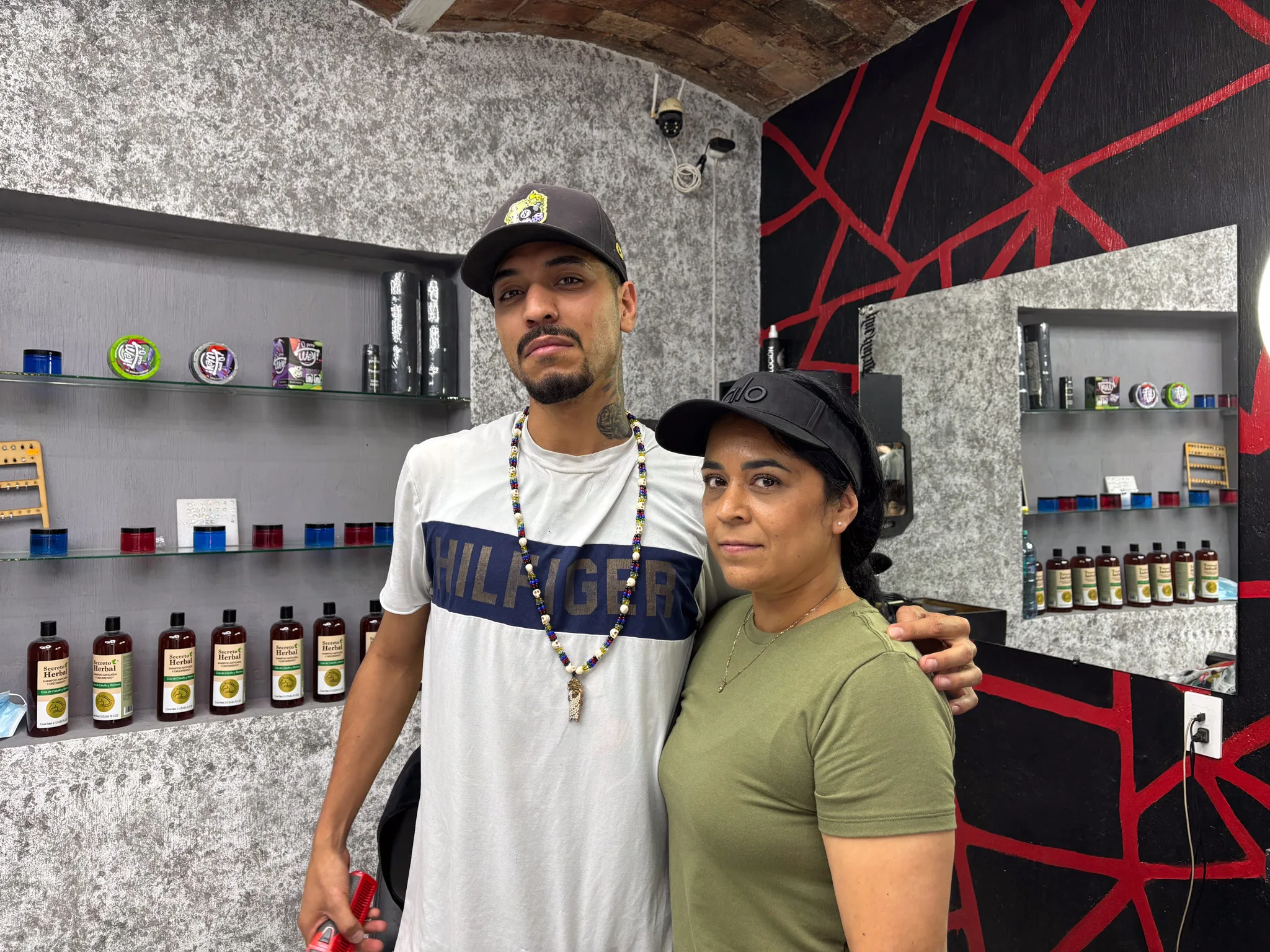 Prisma Pérez: la mujer que desafió los prejuicios de la barbería en Ajijic