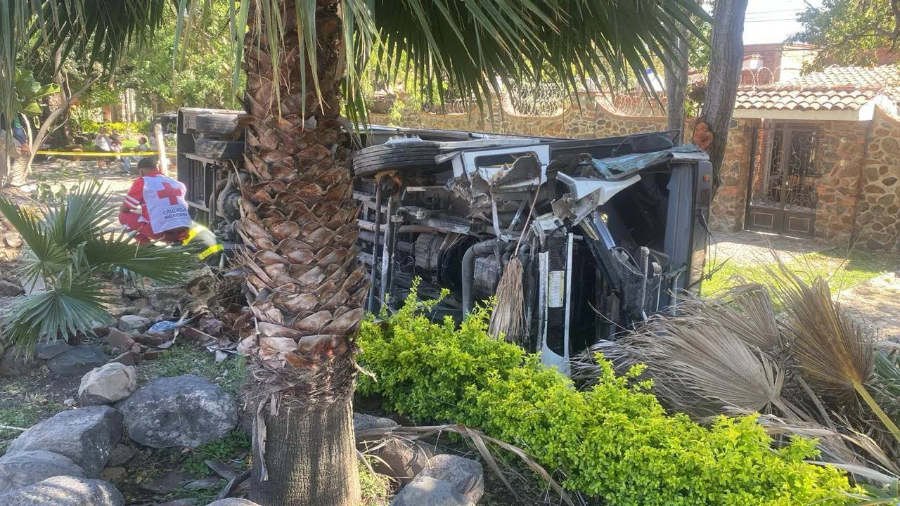 Volcadura de autobús en la carretera Chapala-Jocotepec deja 27 lesionados