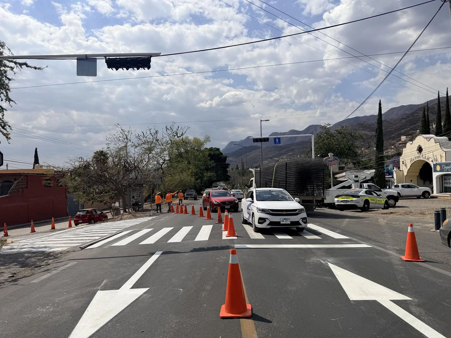 Instalan nuevo semáforo en cruce de Ajijic para mejorar la seguridad vial