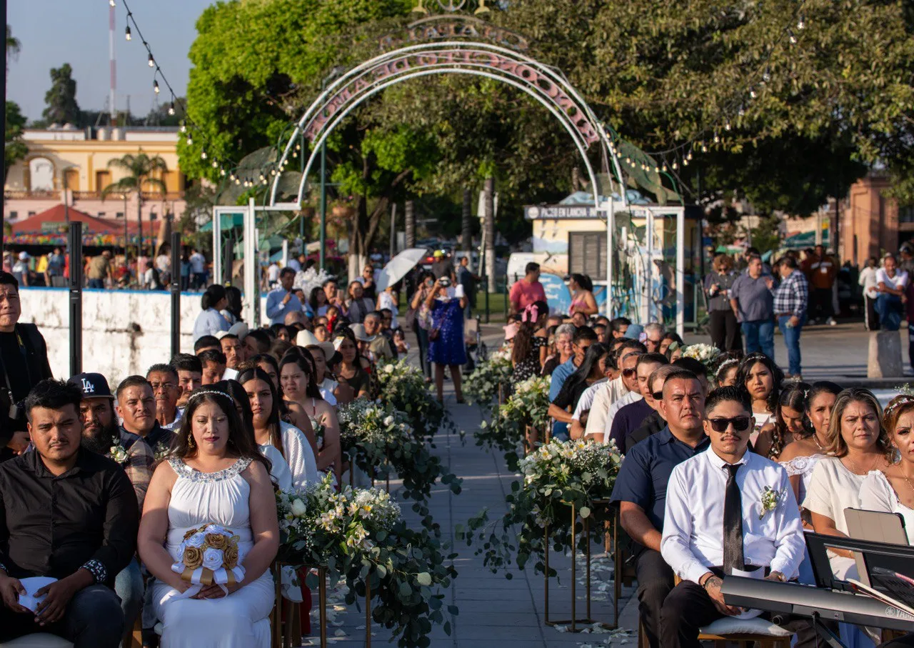 Celebran 21 parejas su unión en bodas colectivas