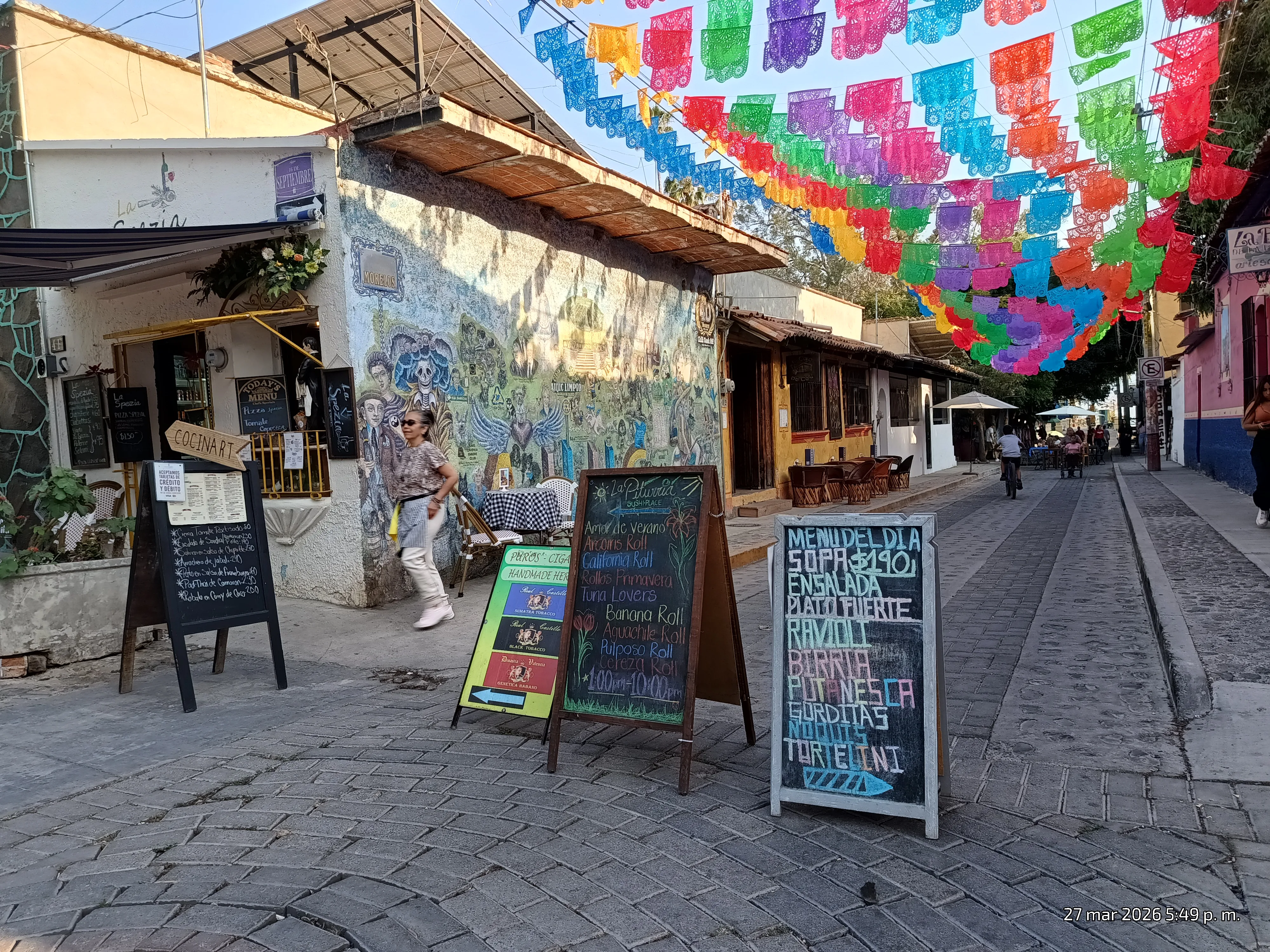 Ajijic implementa andador peatonal temporal en calles Colón y Morelos