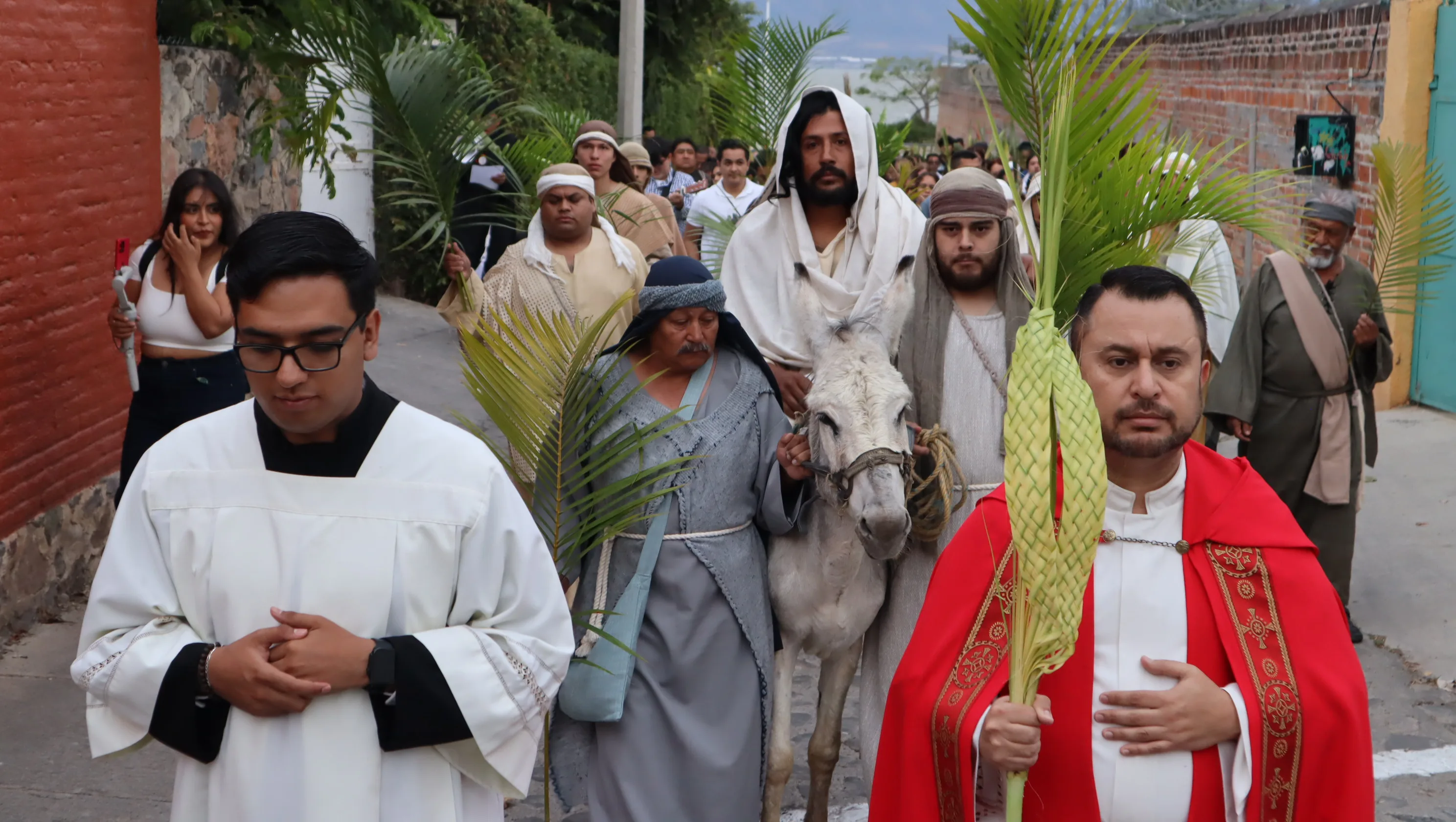 Fieles de San Antonio Tlayacapan viven procesión y reflexión por Domingo de Ramos