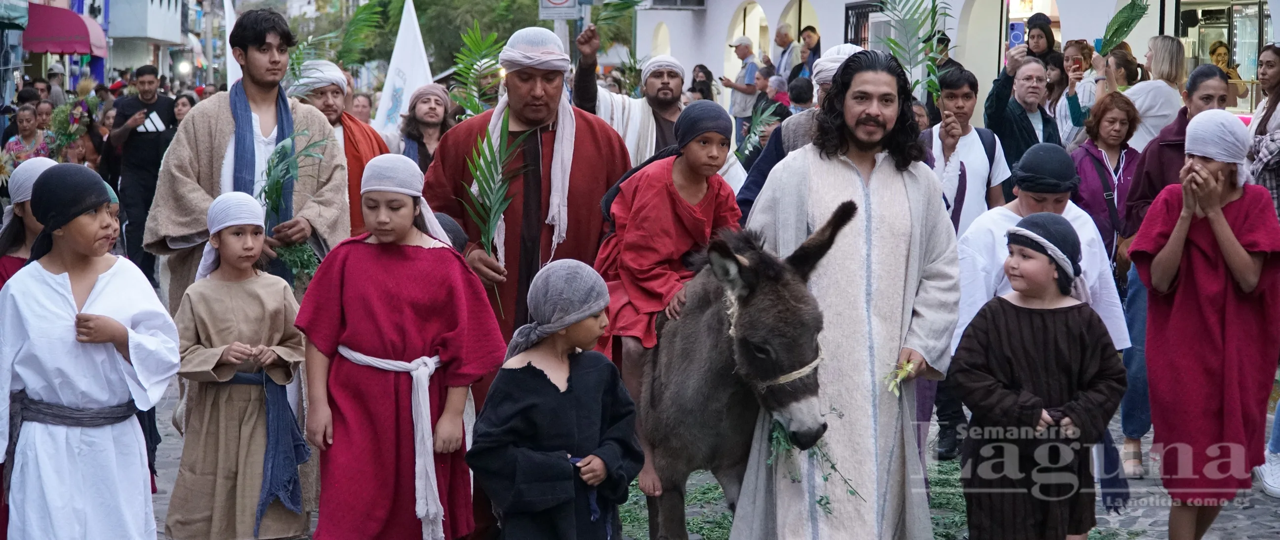 Entre ráfagas de viento y falta de alfalfa, Ajijic celebra el Domingo de Ramos