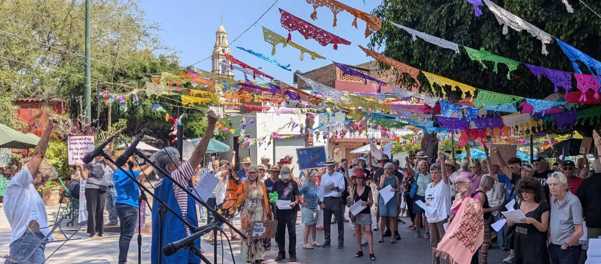 Congrega a 300 personas la marcha “No a los tiranos, no a los reyes” en Ajijic