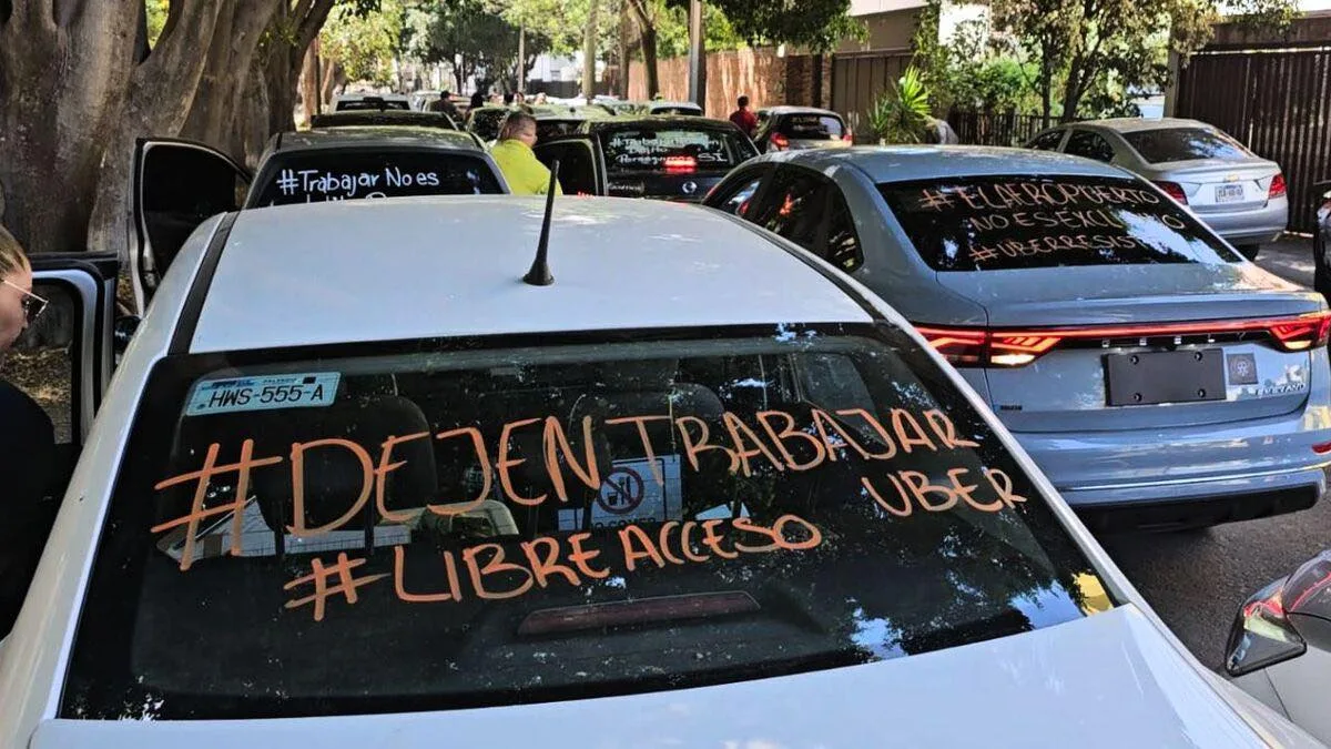 Conductores de plataformas se manifiestan en el  Aeropuerto de Guadalajara