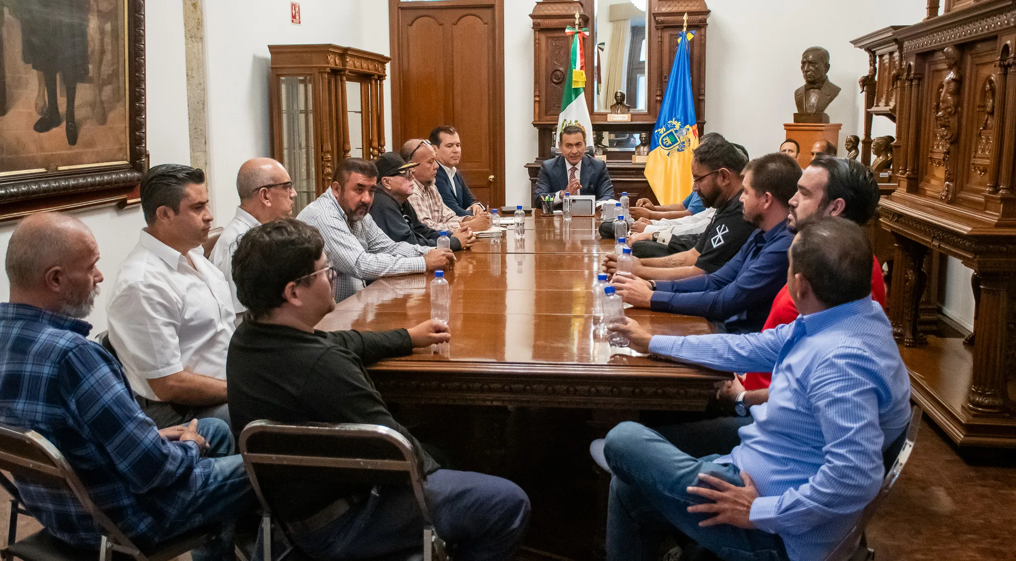 Choferes de plataformas liberan vías tras pactar diálogo