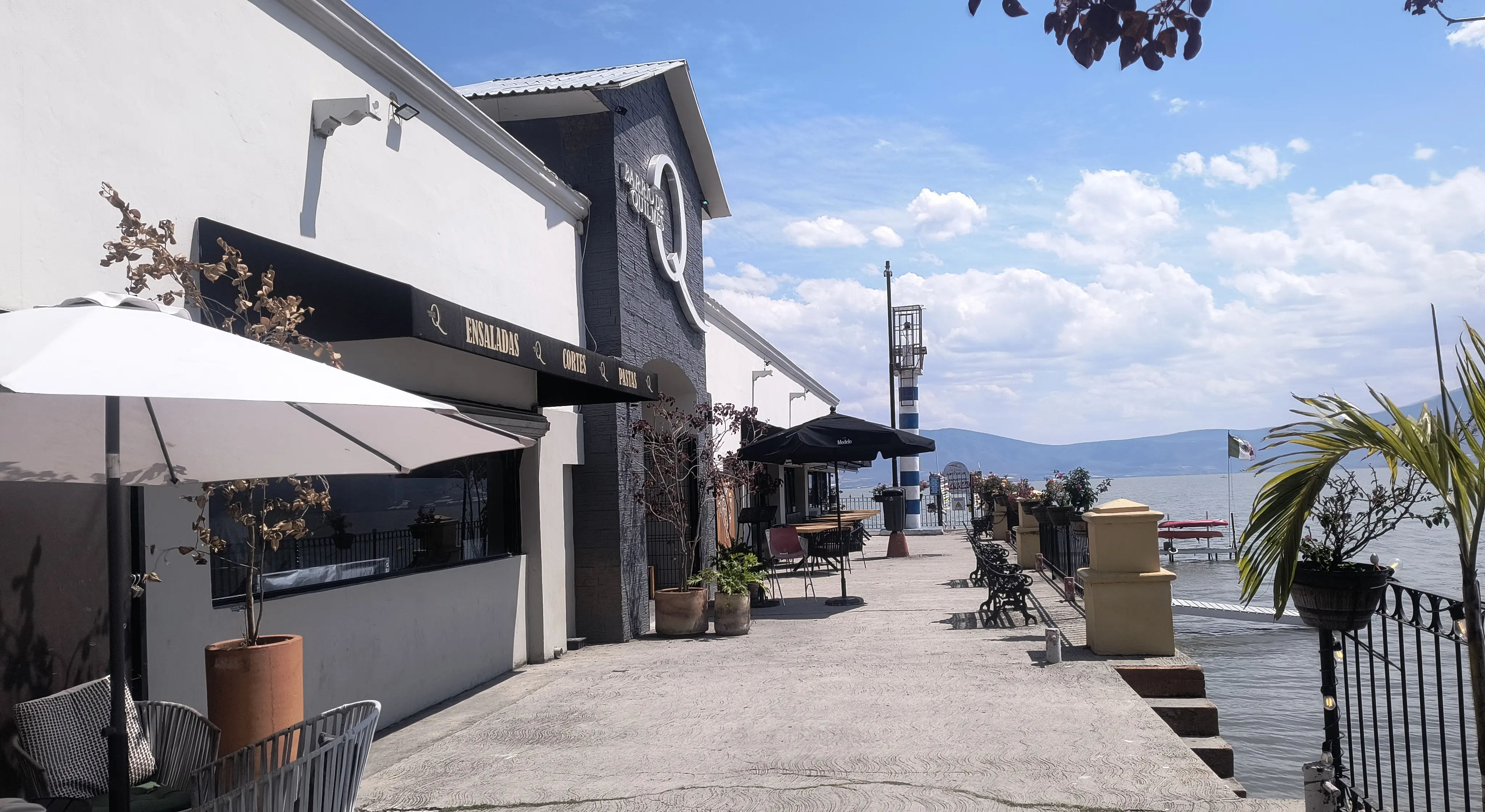 Retiran jardineras metálicas del muelle de Ajijic