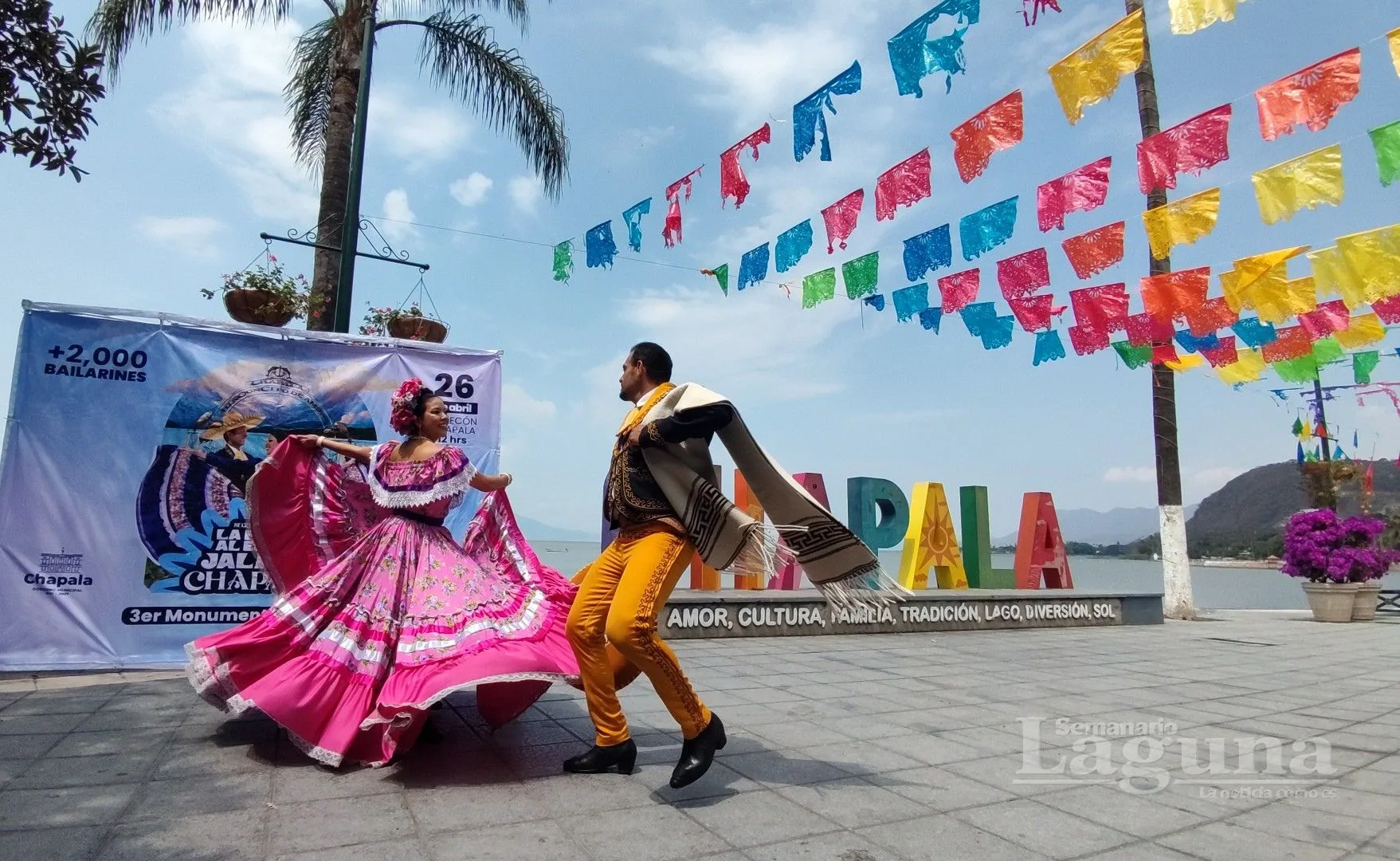 Chapala se viste de folclor con el tercer Baile Monumental de 2 mil danzantes