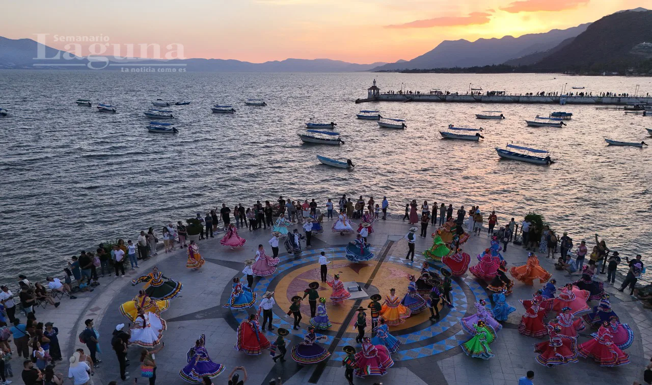Más de 2.000 bailarines hacen vibrar a Chapala con un baile monumental frente al lago