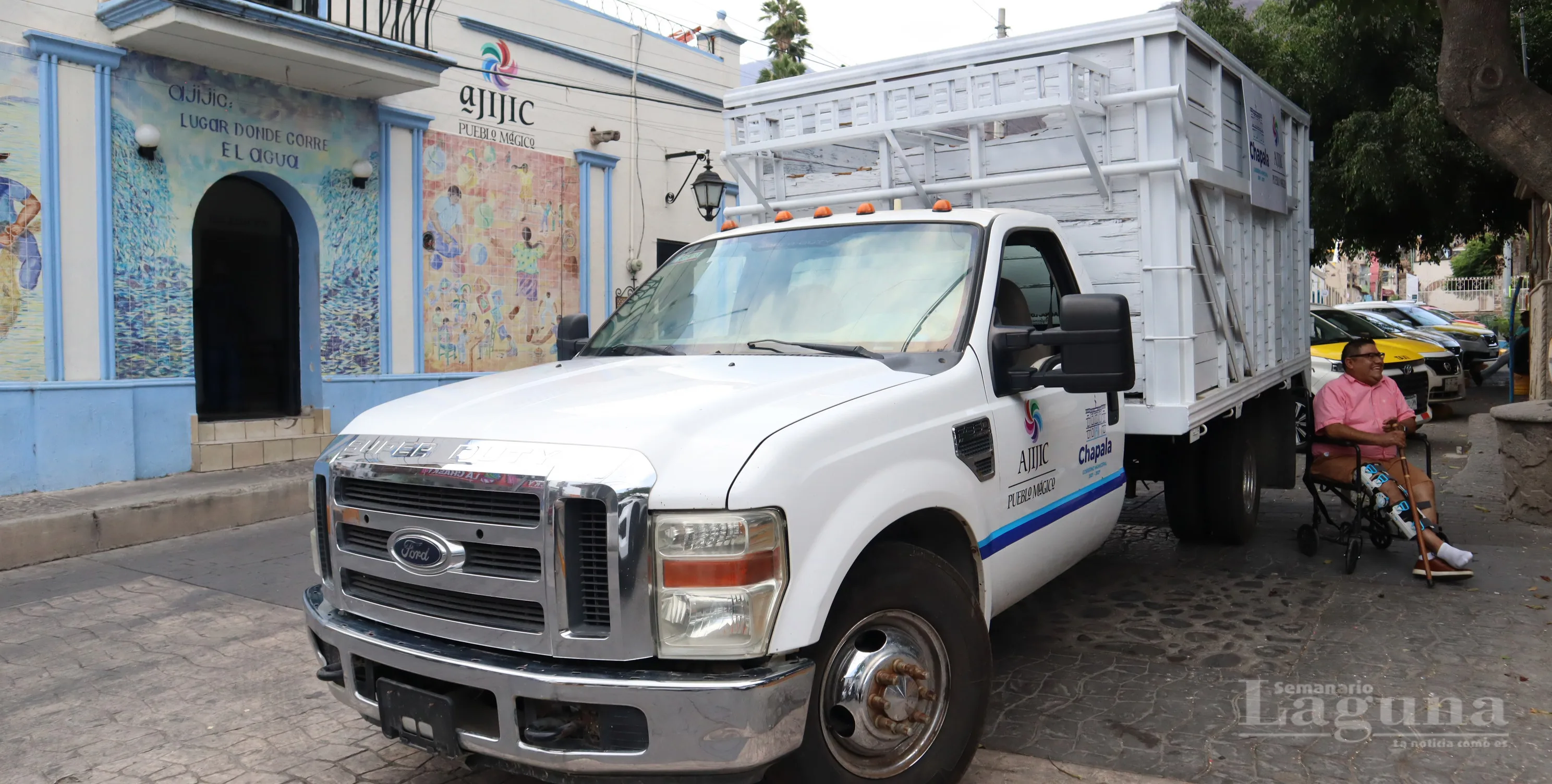 Chapala entrega camioneta a Ajijic para reforzar servicios de limpieza