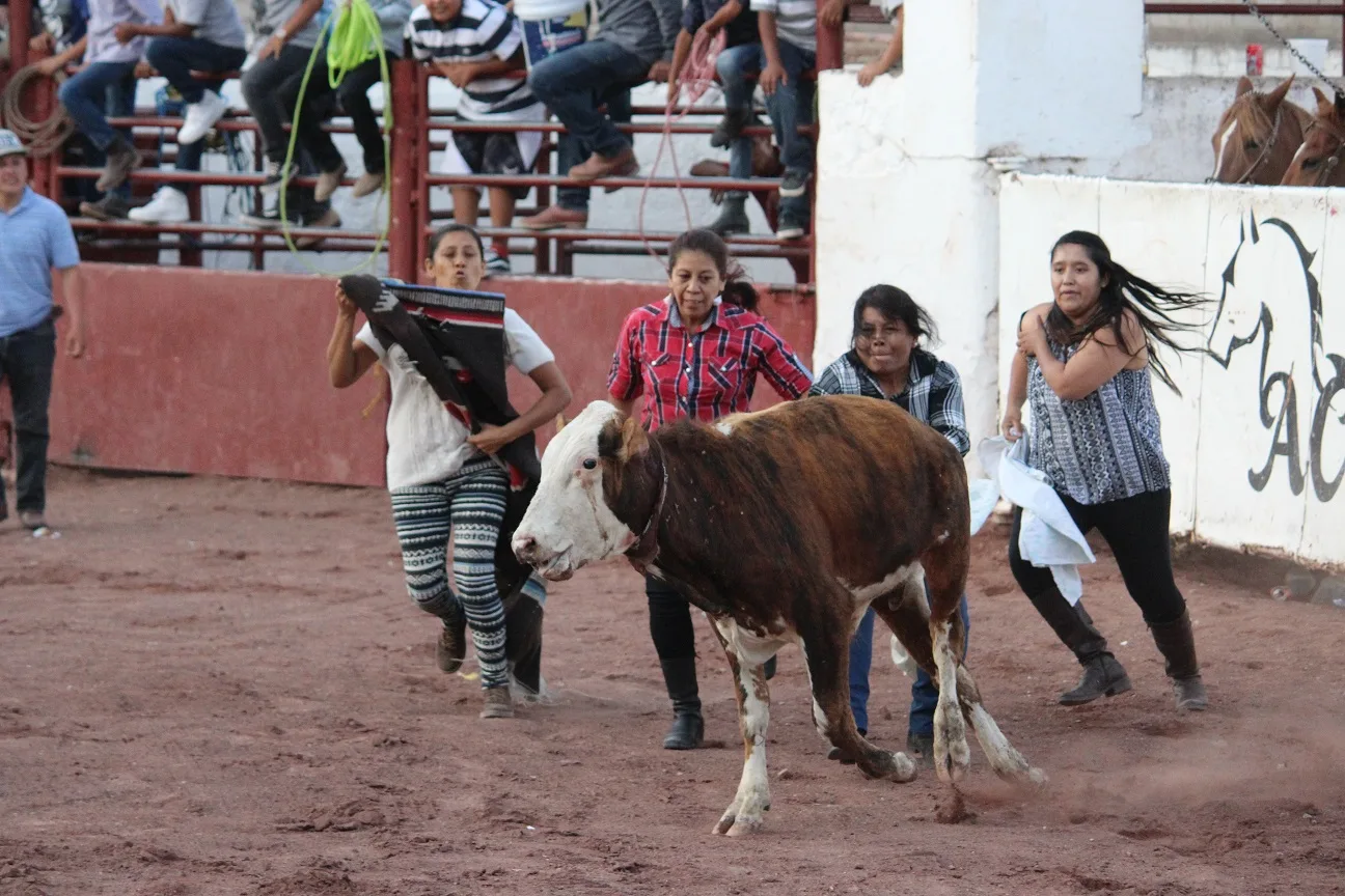 Madres de Ajijic desafían al ruedo en su tradicional festejo anual 