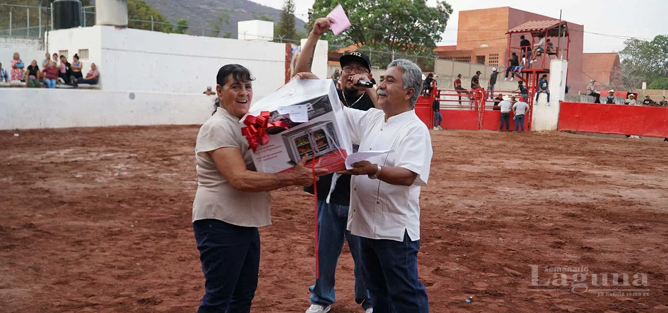 Madres de Ajijic celebran su día con retos tradicionales y premios en el Lienzo Charro