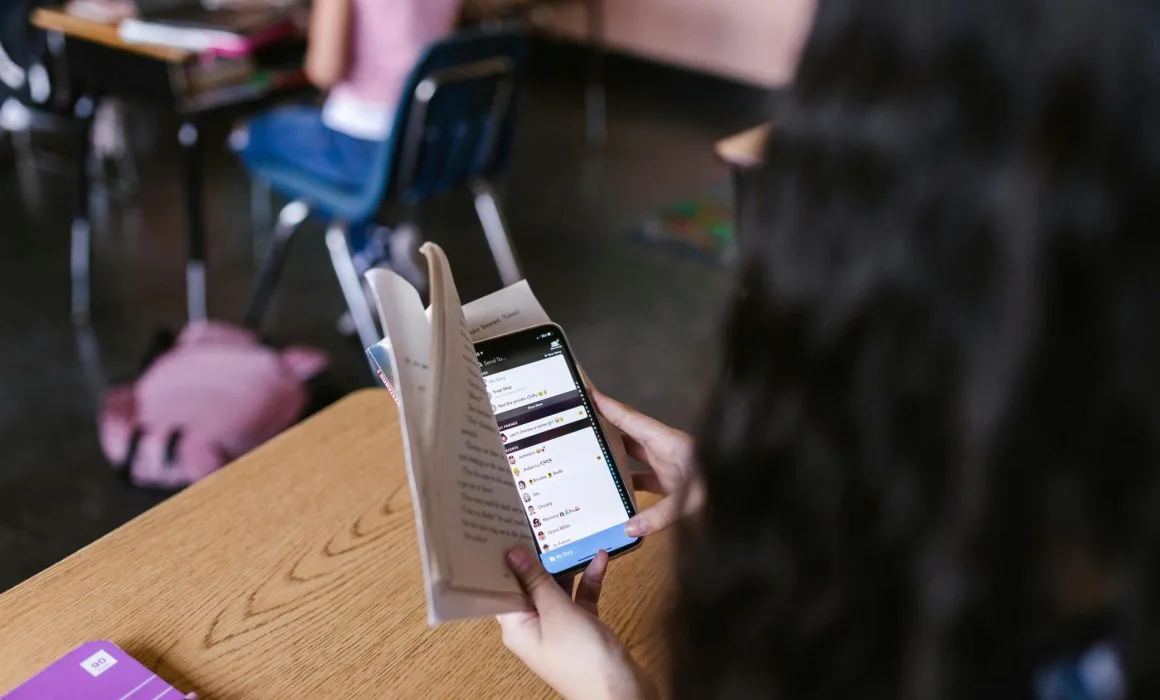 Quedará prohibido el uso de redes sociales en escuelas de Jalisco