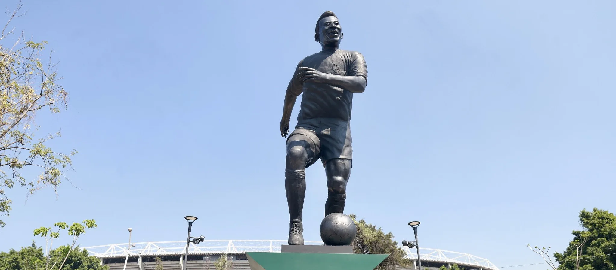 Develan escultura monumental en honor a Pelé frente al Estadio Jalisco