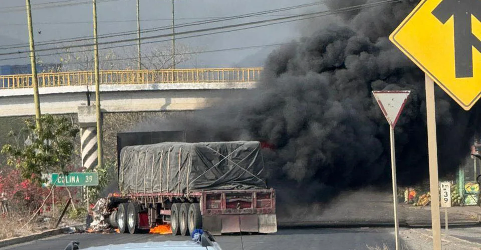 Queman tráilers y bloquean vialidades en Colima