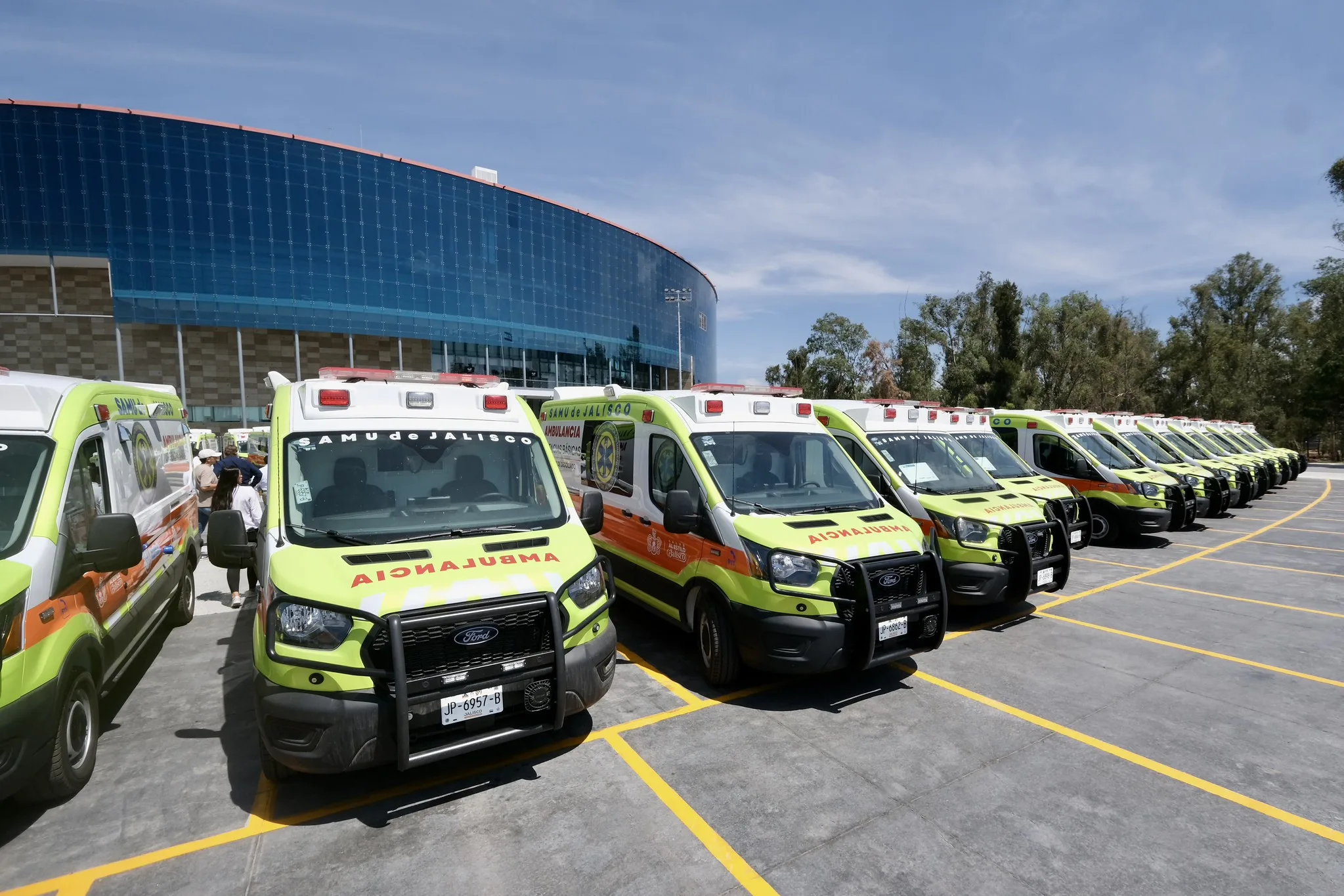 Jalisco renueva flota de emergencias con entrega de 146 vehículos de salud 
