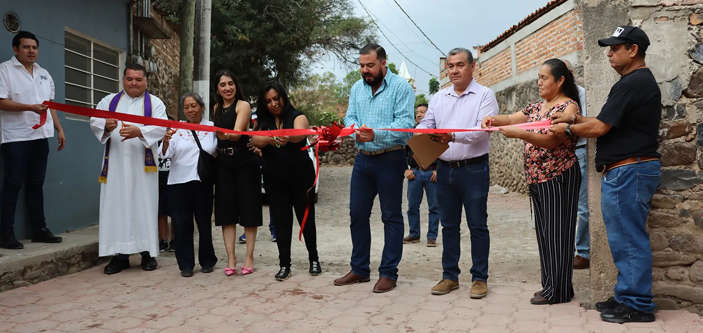 Entregan obra de adoquinamiento en la calle Privada Juárez de San Cristóbal Zapotitlán