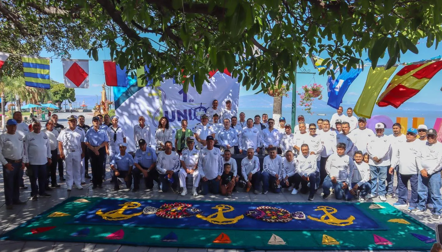 Rinden homenaje a trabajadores del lago en Chapala por el Día de la Marina