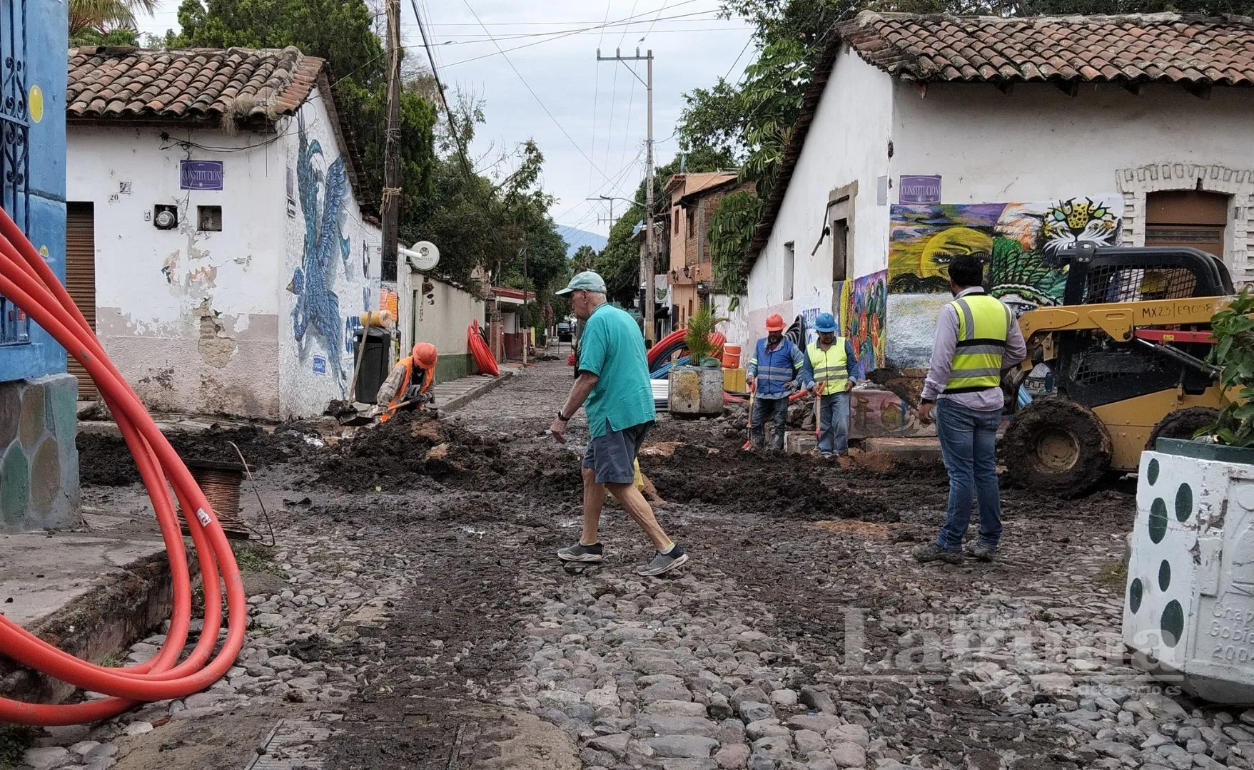 Cierre de calles y disminución de ventas en el centro de Ajijic por obras de cableado subterráneo
