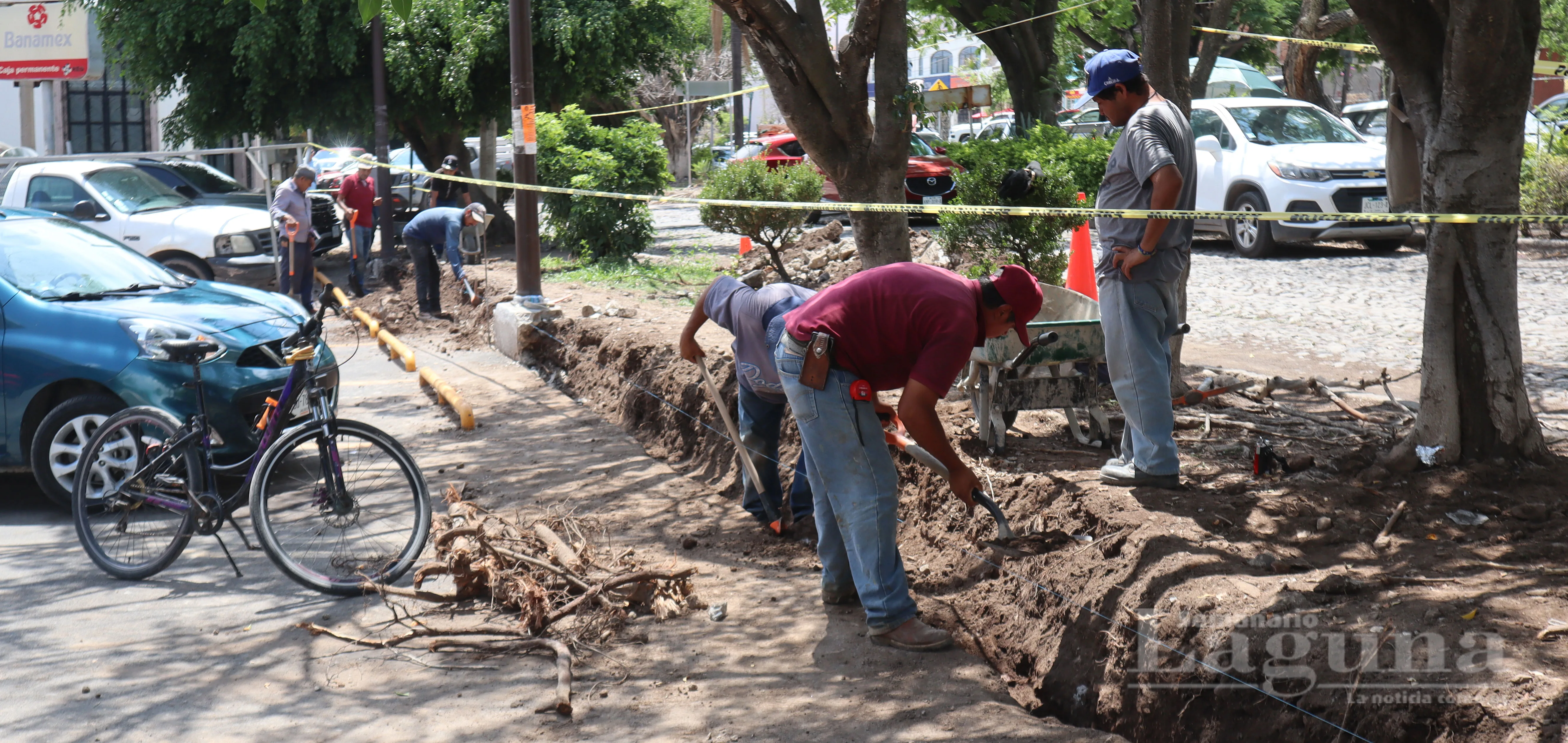 Inicia la rehabilitación de la banqueta afectada frente a Farmacias Guadalajara en Ajijic