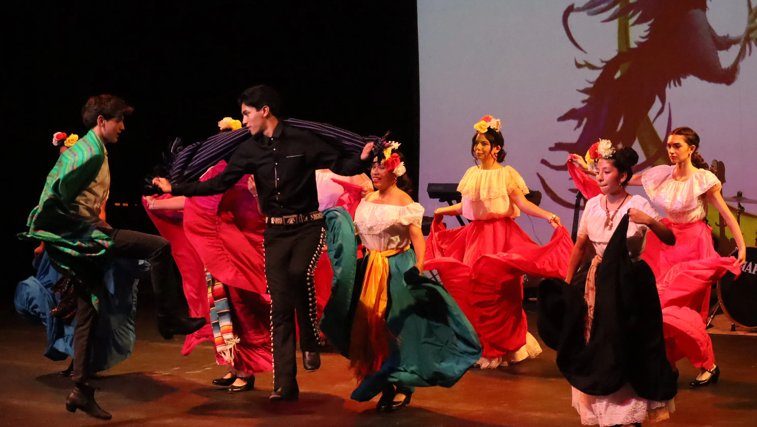 Alumnos del Instituto Terranova celebran a mamá y papá con música, danza y arte en el Terrafest 2026