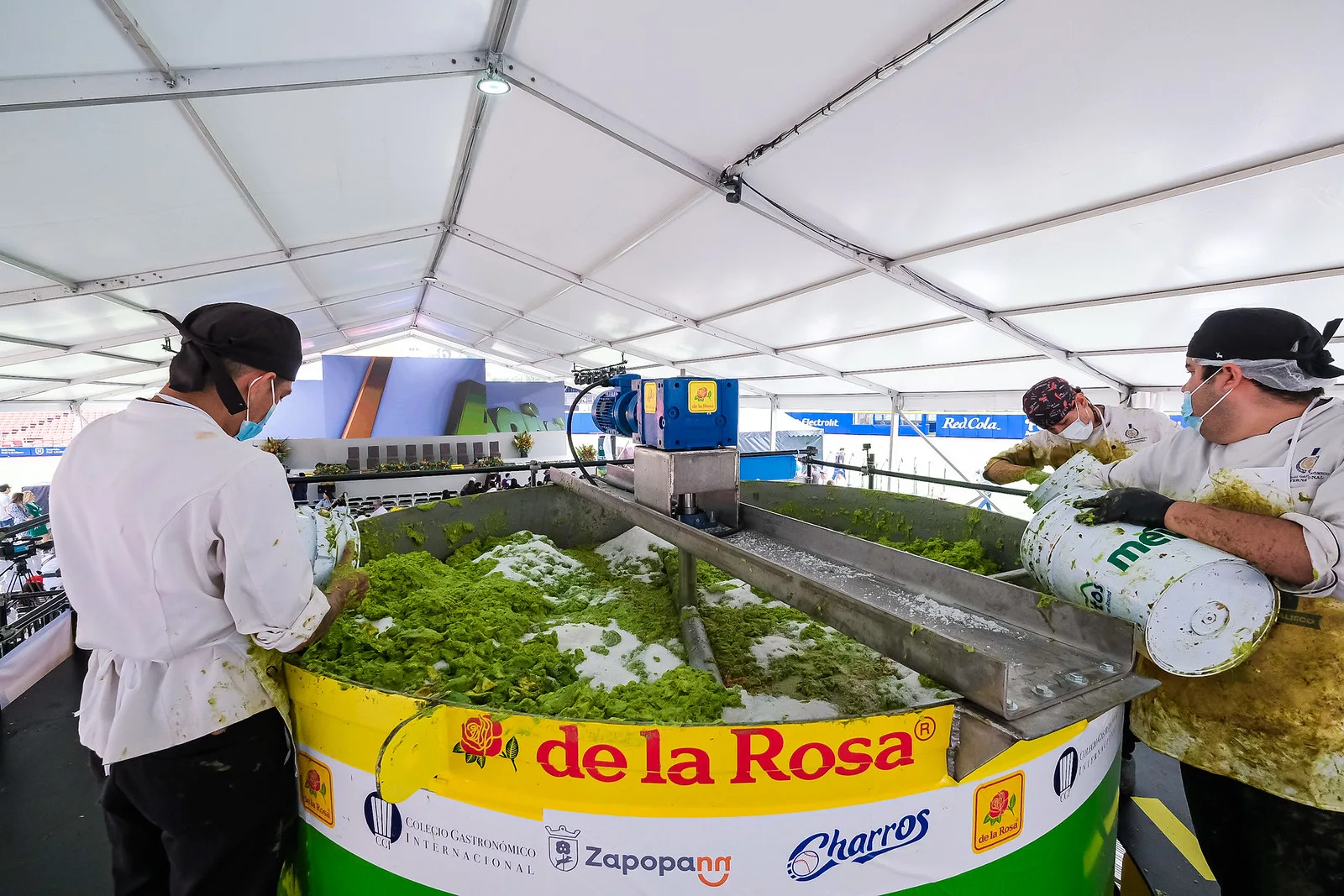 Jalisco arrebata a Michoacán el récord Guinness del guacamole más grande del mundo