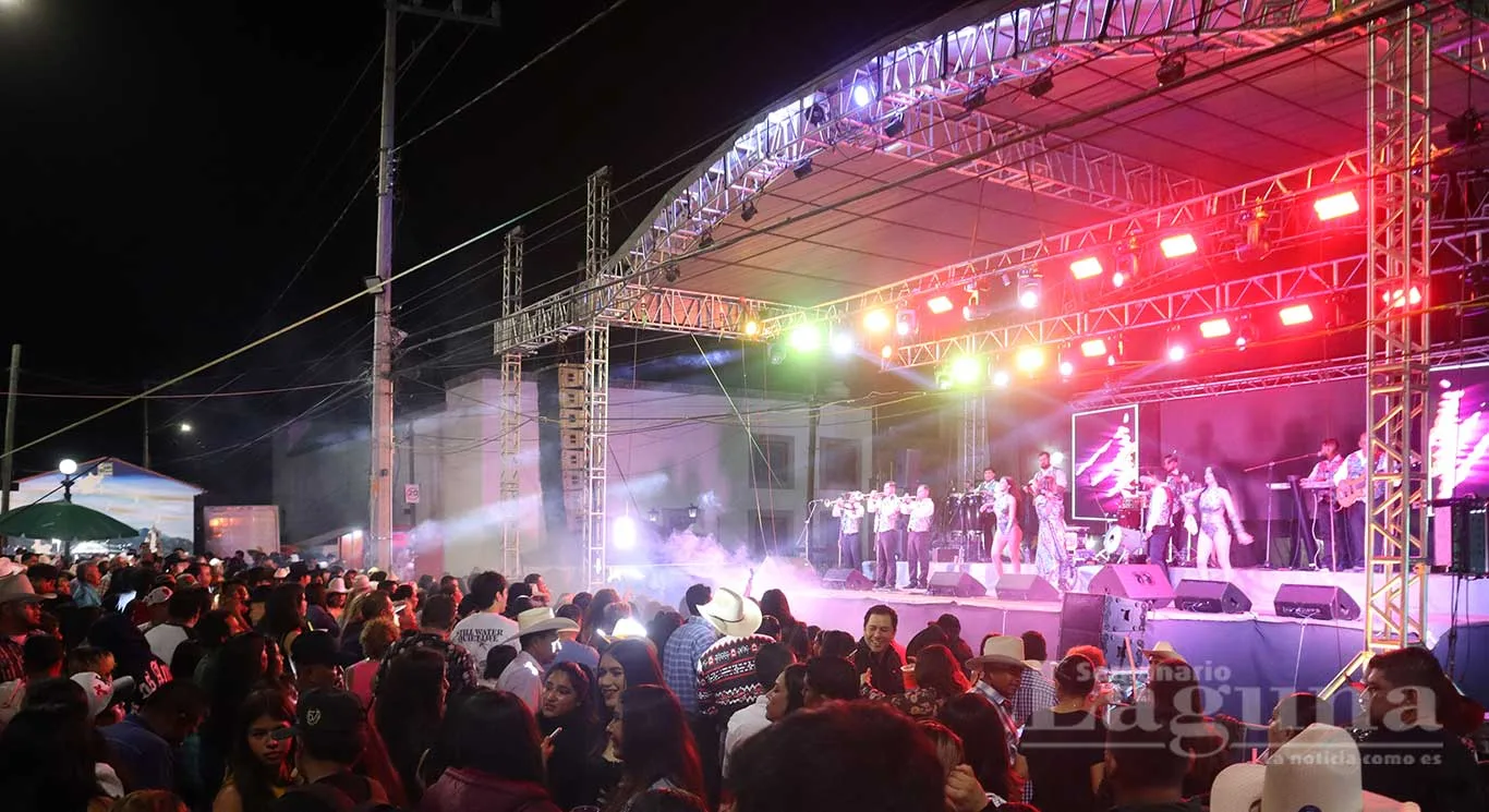 Ni la lluvia frenó la celebración, San Antonio Tlayacapan vive multitudinario cierre de fiestas