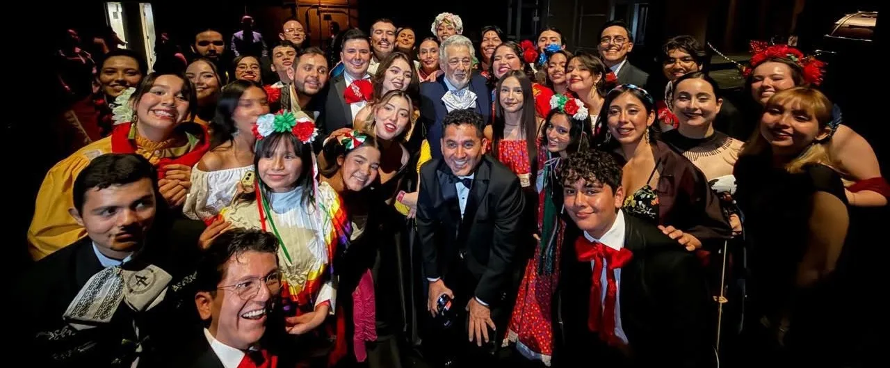 Músicos de la Ribera de Chapala comparten escenario con Plácido Domingo en Guadalajara