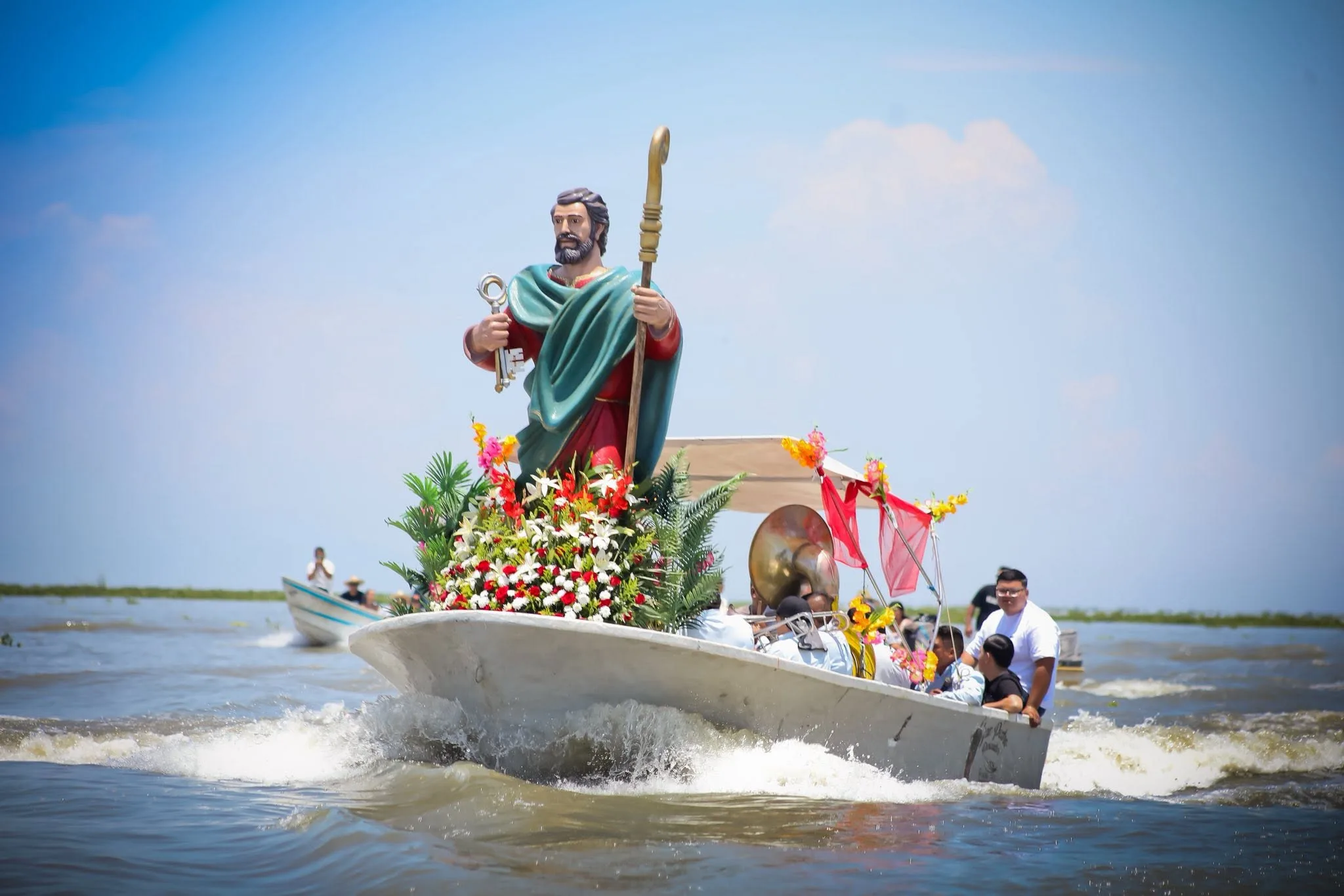 San Pedro Pescador recorre el Lago de Chapala