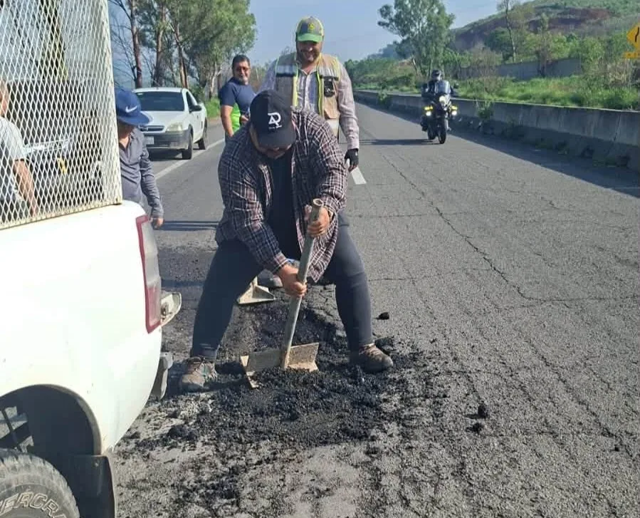 Realizan bacheo emergente en la carretera Guadalajara–Morelia tras accidentes