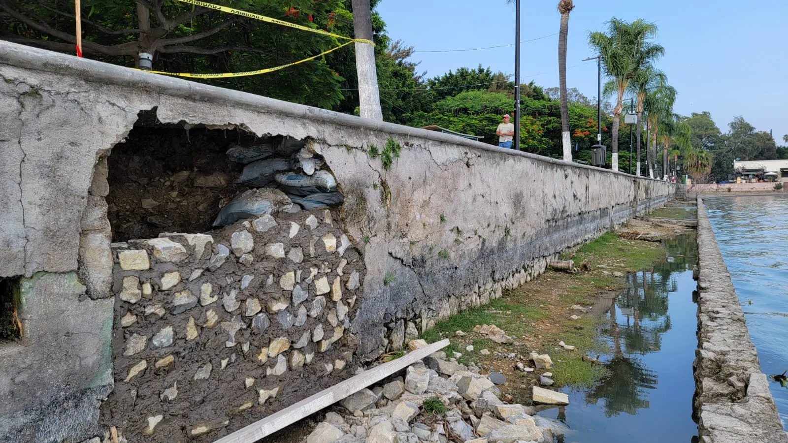 Refuerzan el muro del malecón Ajijic