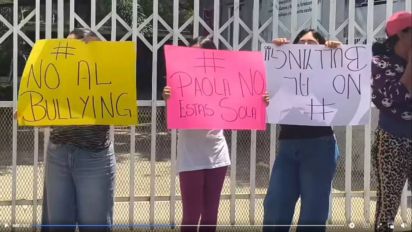 Se manifiestan en apoyo a Paola frente a la ETI 42 de Ocotlán; exigen alto al bullying