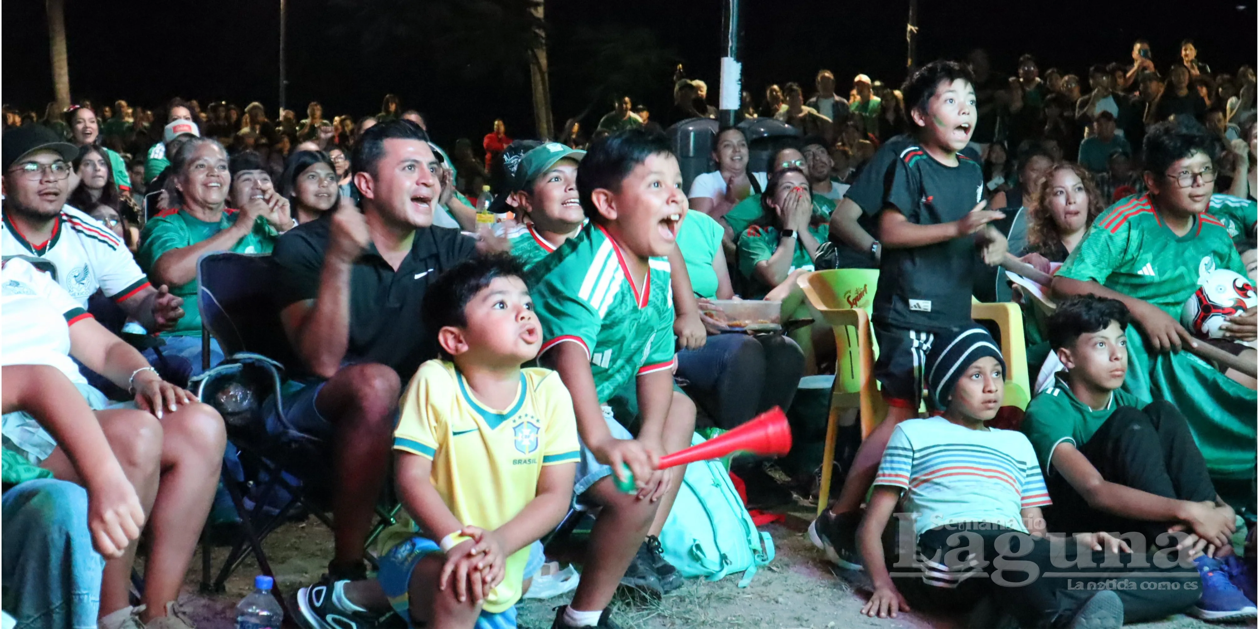 Desborda pasión futbolera el malecón de Ajijic: mil 250 personas celebran el pase de México