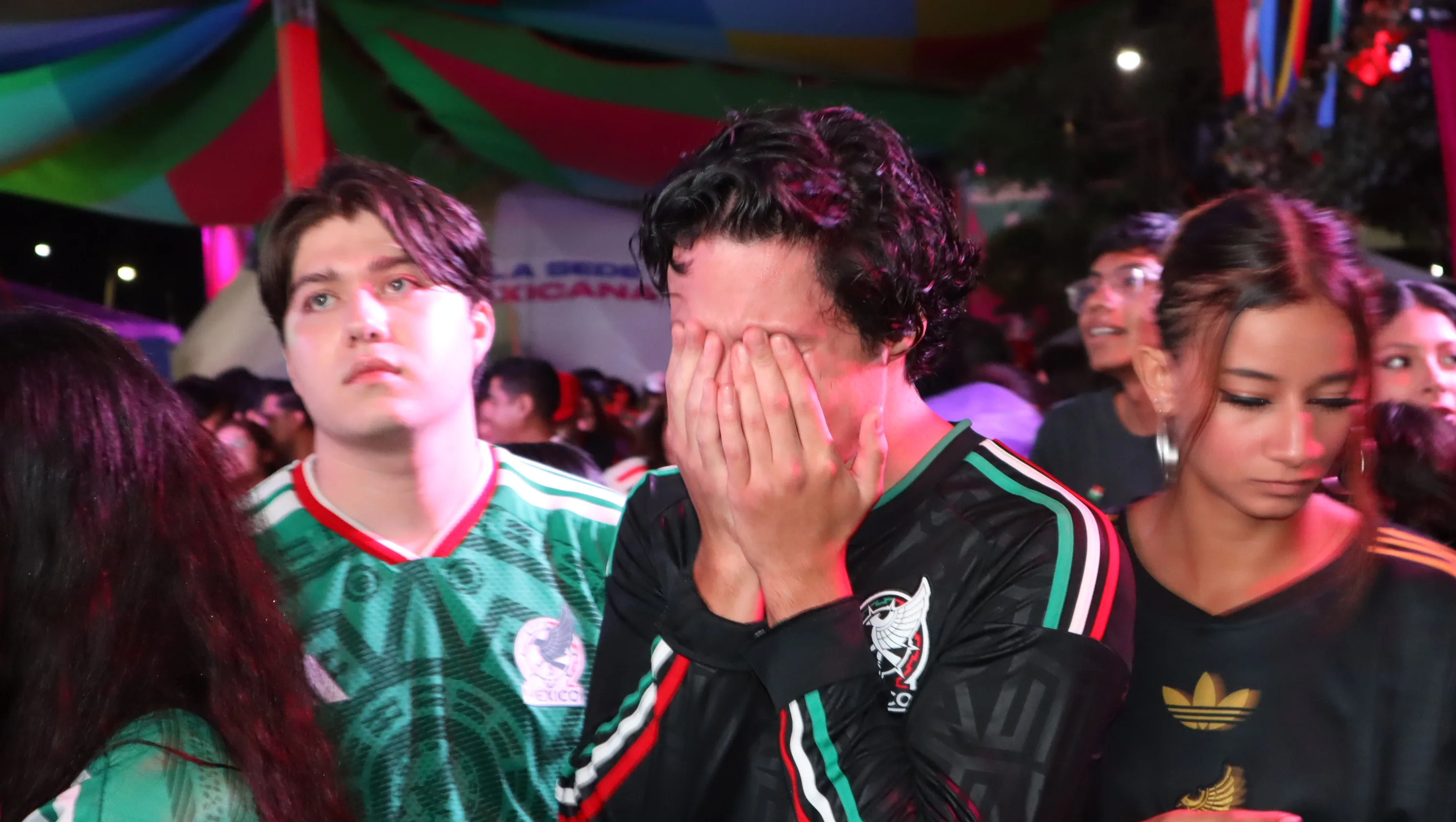 Vive Chapala una noche de ilusión y desconsuelo tras la derrota de México ante Inglaterra