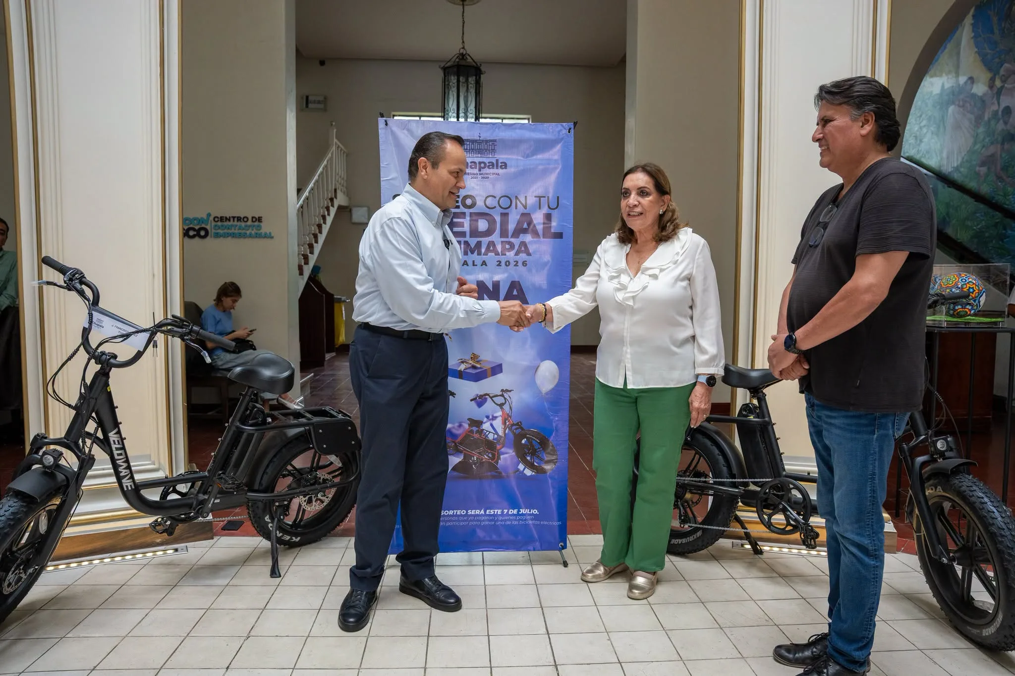 Chapala reconoce a contribuyentes cumplidos con bicicletas eléctricas