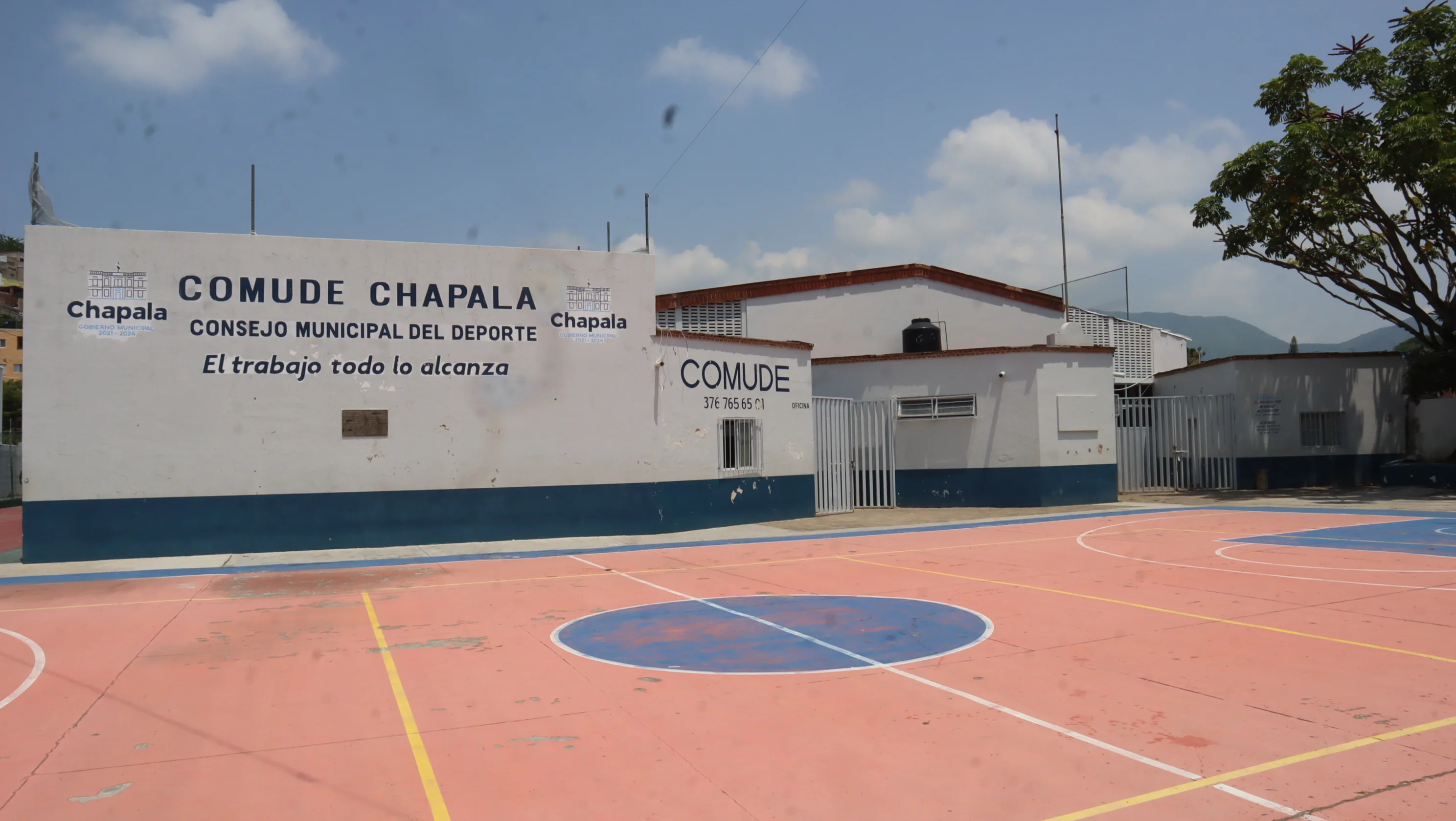 COMUDE Chapala mantiene abiertos cursos de verano de voleibol y básquetbol 
