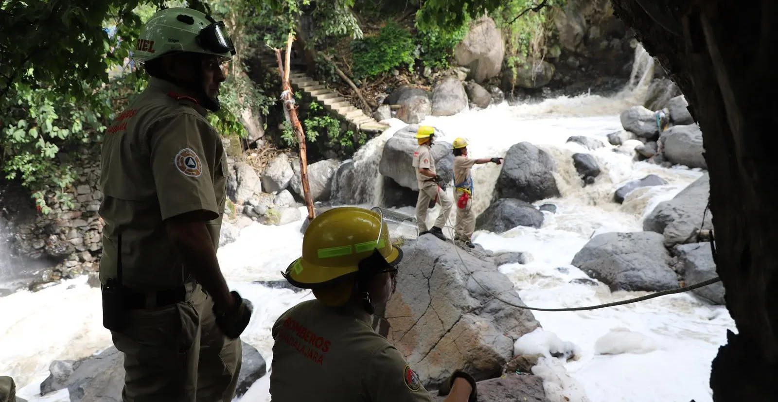 Buscan a menor arrastrado por la corriente de un río