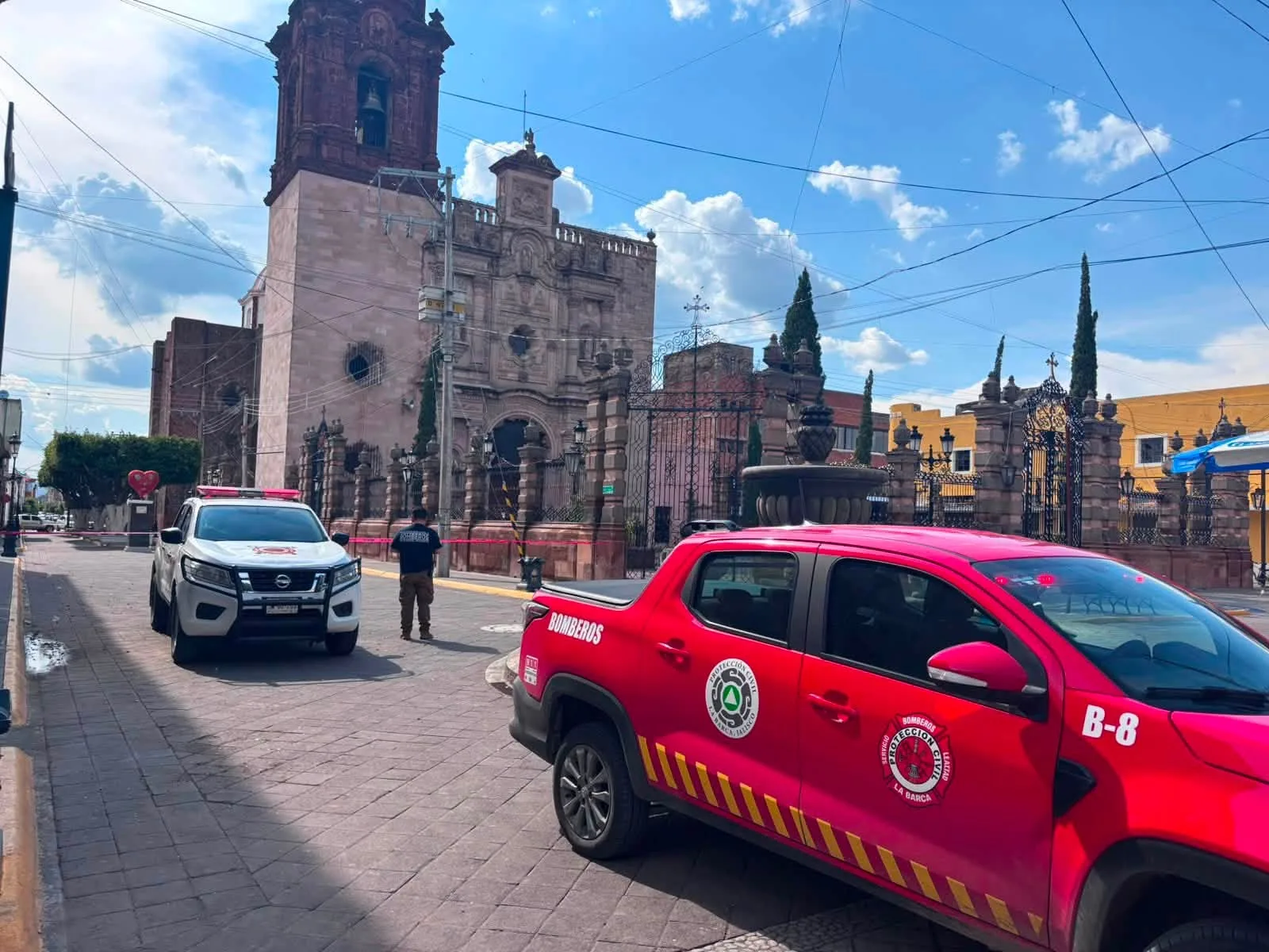 Cierran acceso a la plaza principal de La Barca ante presencia de abejas