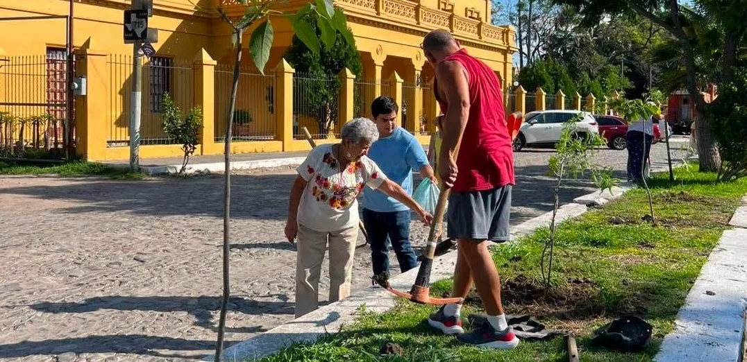 Plantan 95 árboles en av. González Gallo de Chapala