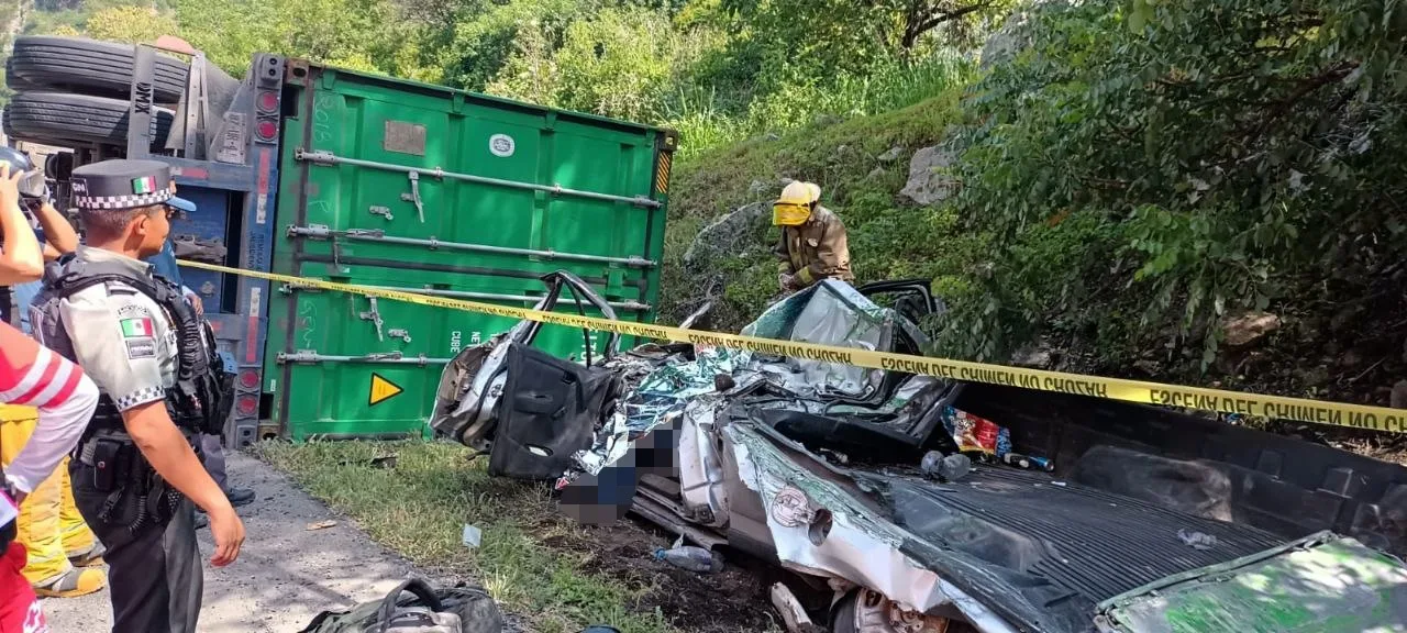 Muere tras caerle una unidad pesada a su camioneta