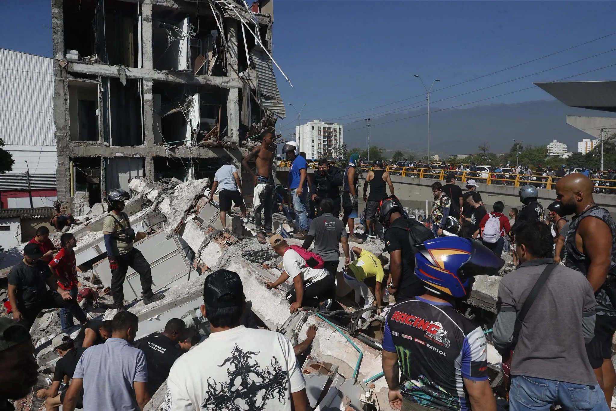Reportan más de 100 muertos por sismo en Colombia