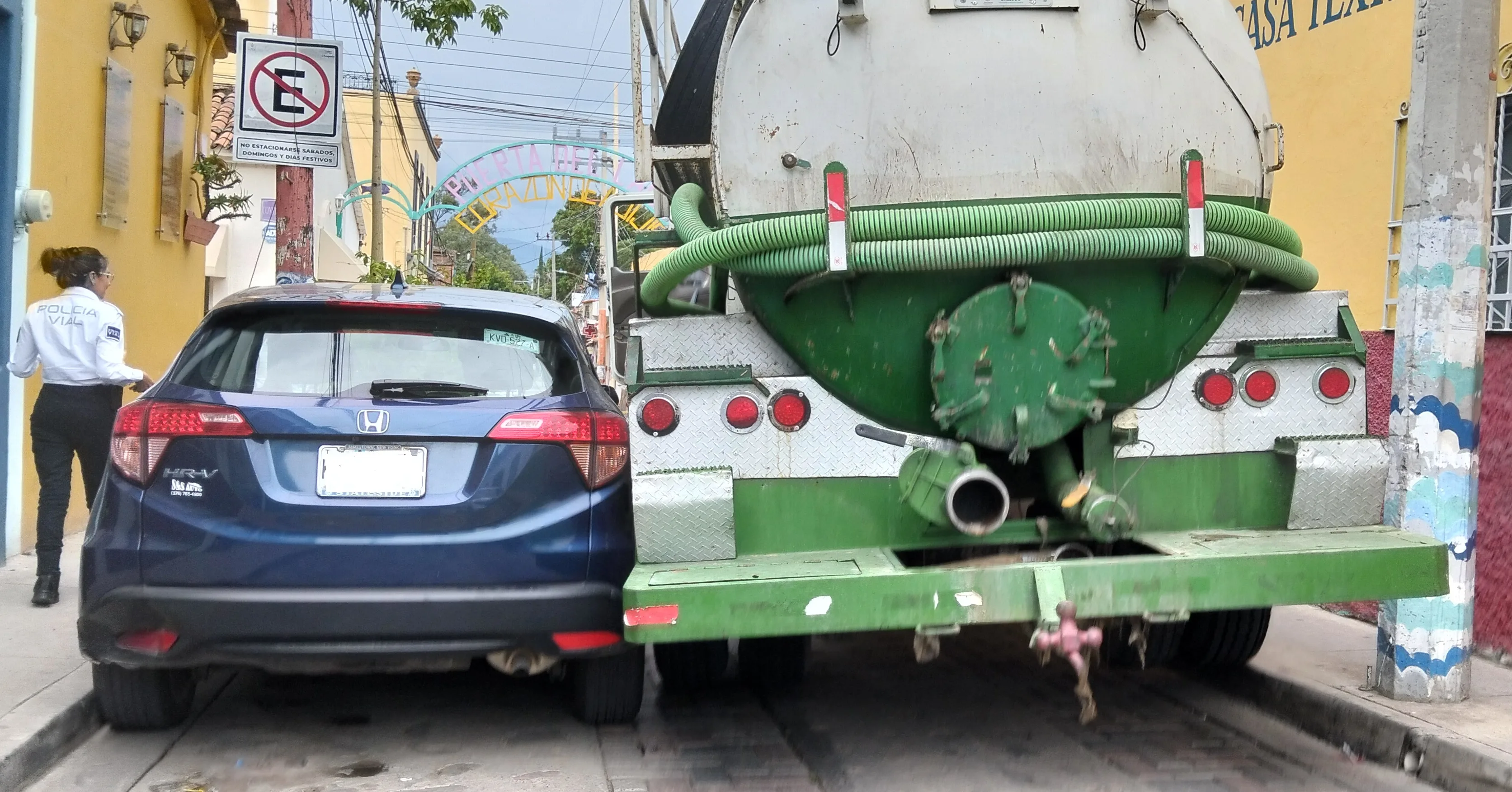 Vehículo pesado vuelve a quedar atrapado en calles del centro de Ajijic