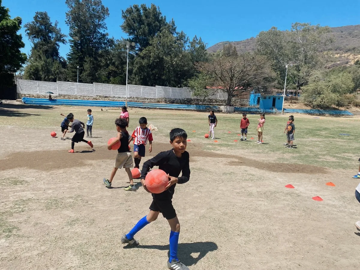 Chivas mantiene escuela de formación futbolística en Mezcala para niños y jóvenes 
