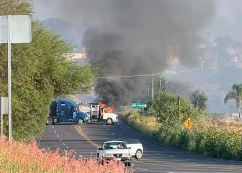 Operativo desata quema de vehículos en Michoacán