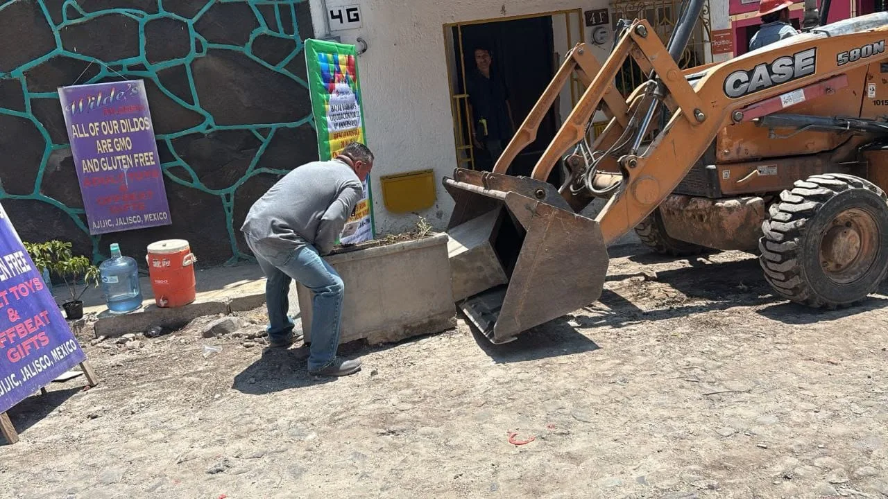 Retira ayuntamiento macetas de un espacio público en el Pueblo Mágico de Ajijic