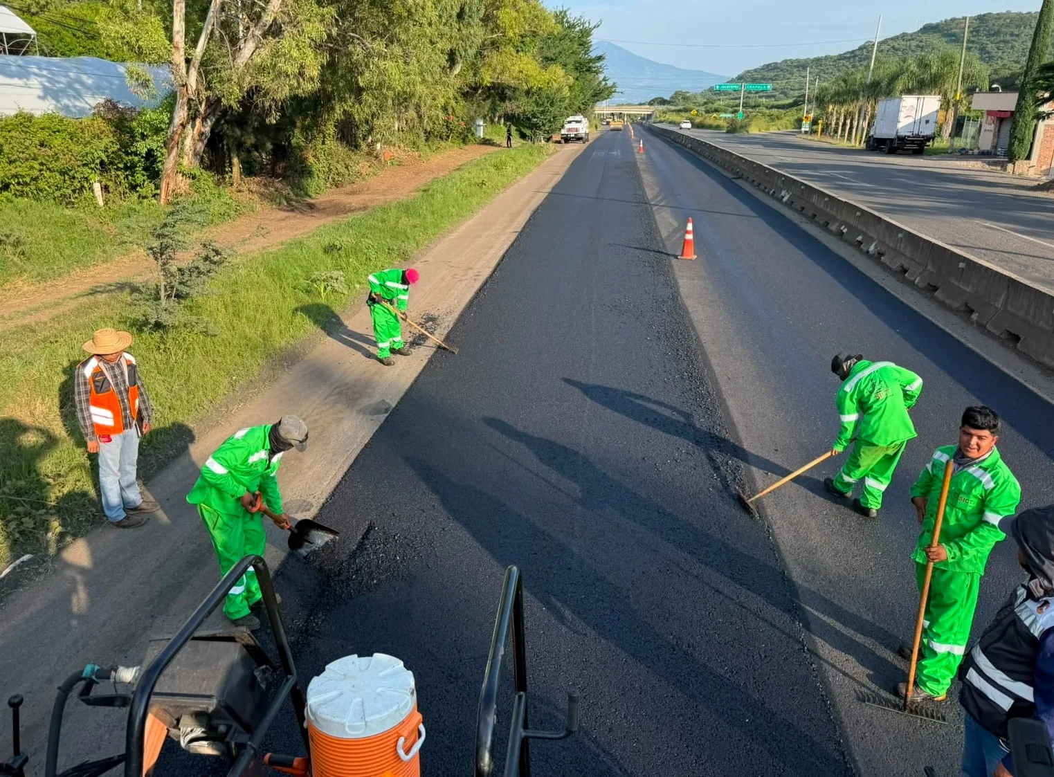 Usan llantas recicladas para rehabilitar carretera federal entre Jocotepec y El Molino