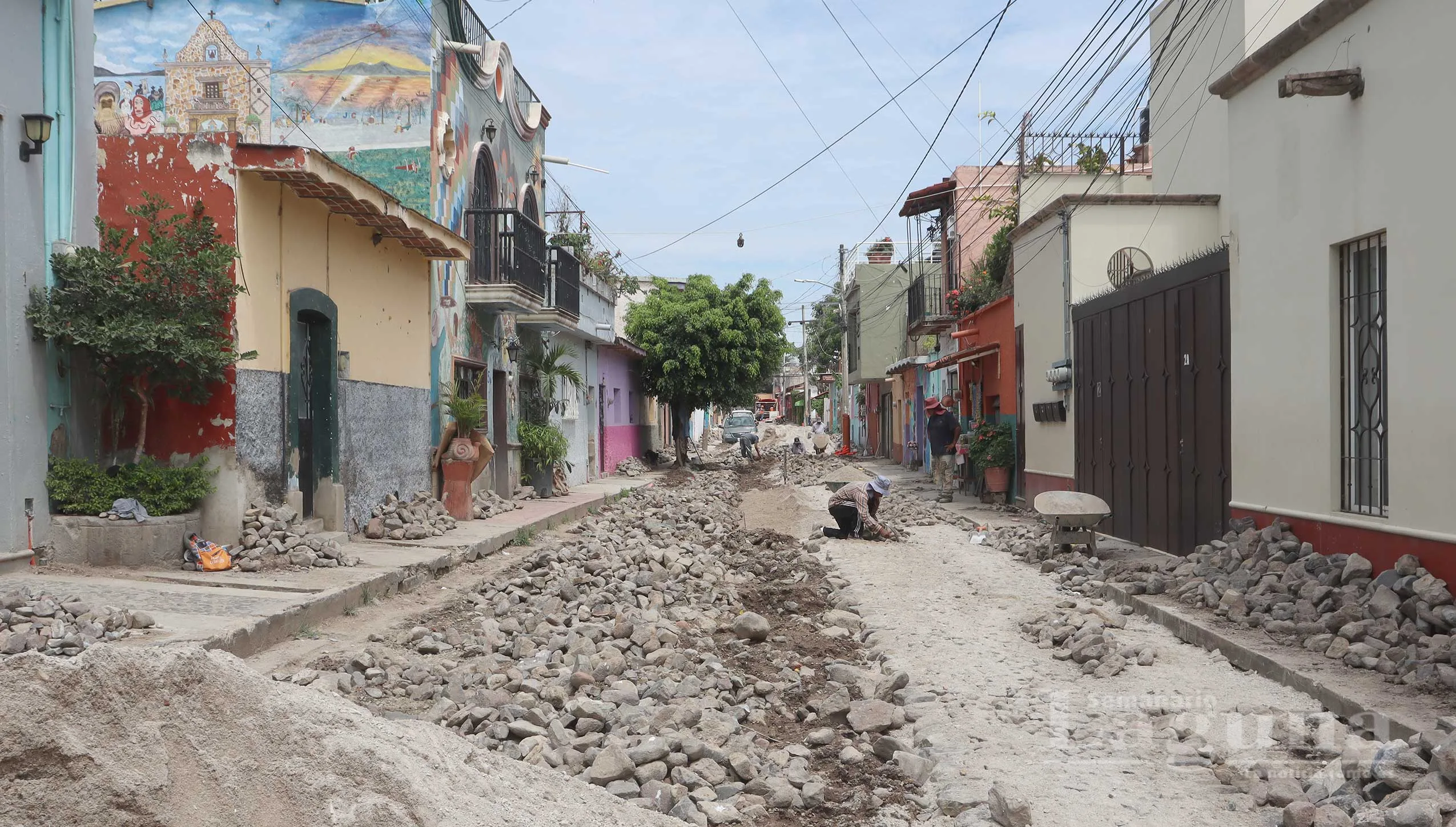 Vecinos señalan problemas de circulación por cierres del cableado subterráneo en Ajijic